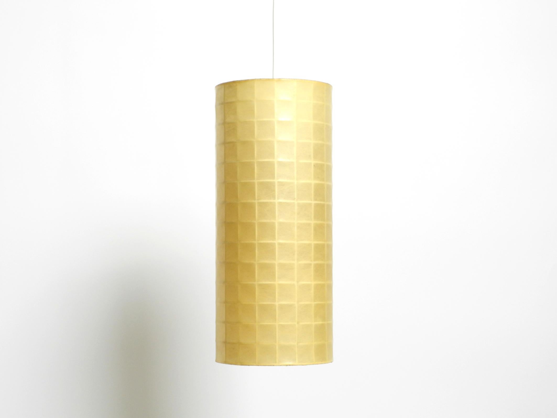 Gran Lámpara Colgante Cocoon Moderna de Mediados de Siglo. Fabricado en Alemania.
Gran diseño minimalista de los años 50. Una forma poco común para una lámpara capullo.
Una rejilla metálica larga y redonda es el marco, con la pantalla capullo
