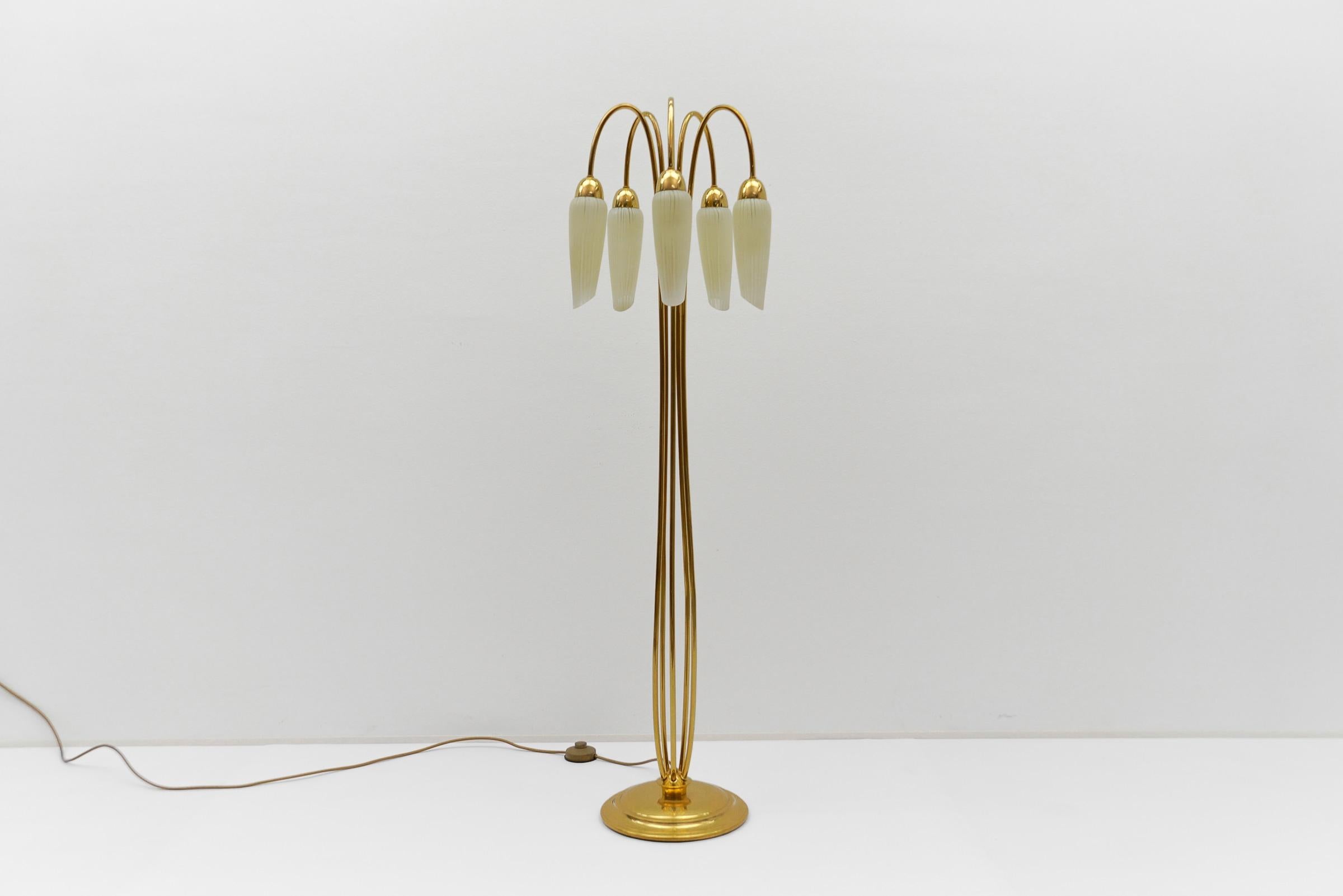 Très rare lampadaire moderne du milieu du siècle avec cinq abat-jours en verre, 1950 Italie

Entièrement fonctionnel.

Cinq prises E14. Fonctionne avec 220V et 110V.

Le câblage est adapté à tous les pays.