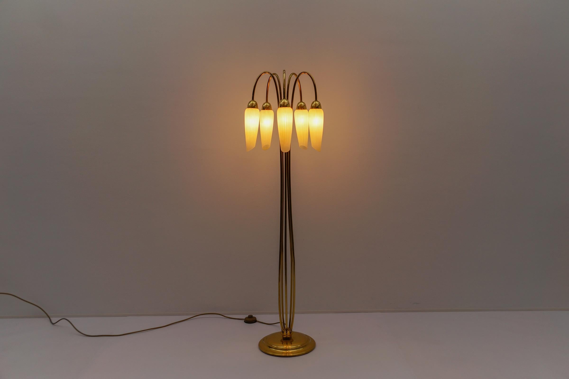 italien Très rare lampadaire Mid-Century Modernity avec cinq abat-jours en verre, 1950 Italie en vente