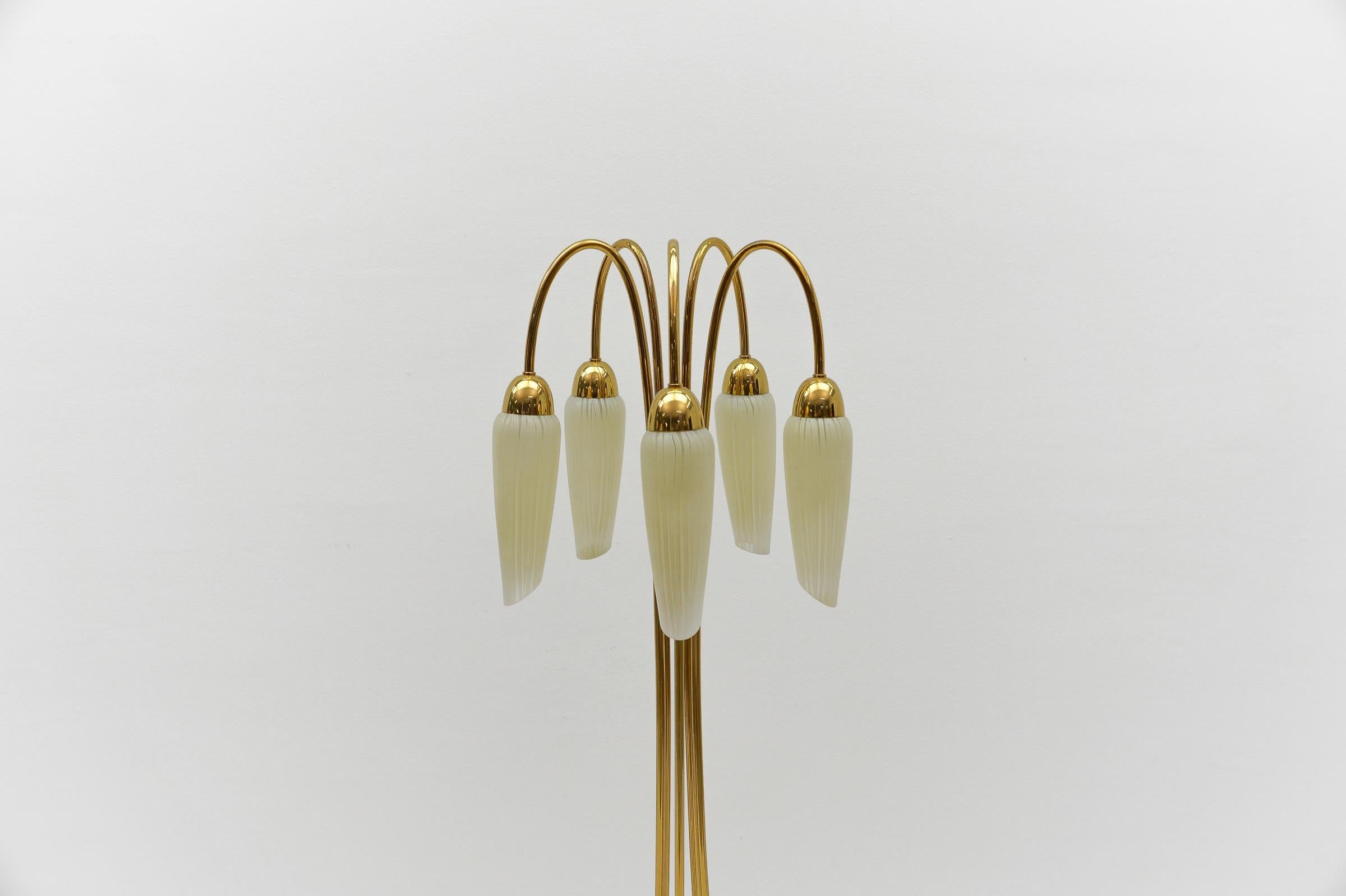 Très rare lampadaire Mid-Century Modernity avec cinq abat-jours en verre, 1950 Italie Bon état - En vente à Nürnberg, Bayern