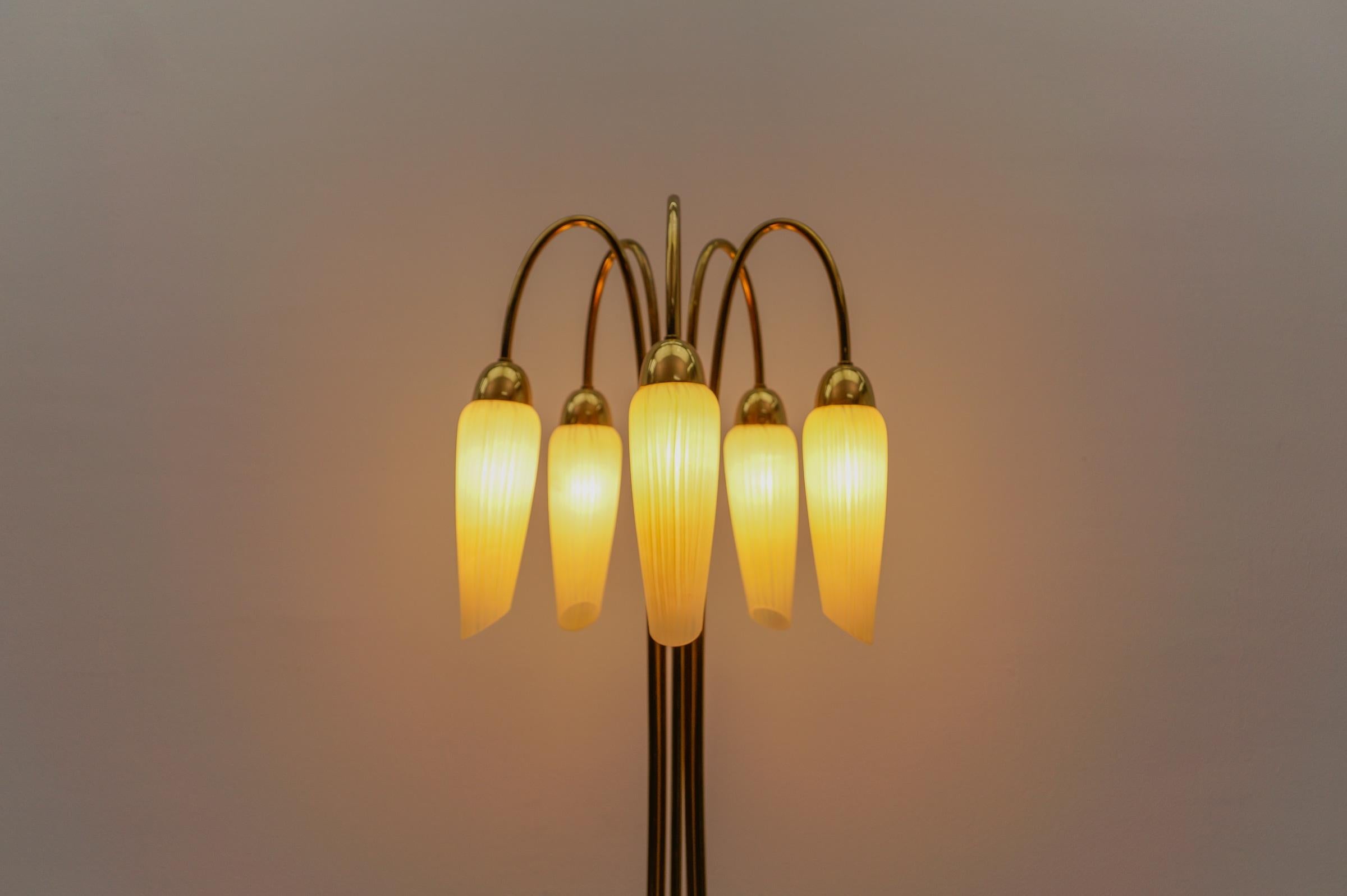 Milieu du XXe siècle Très rare lampadaire Mid-Century Modernity avec cinq abat-jours en verre, 1950 Italie en vente