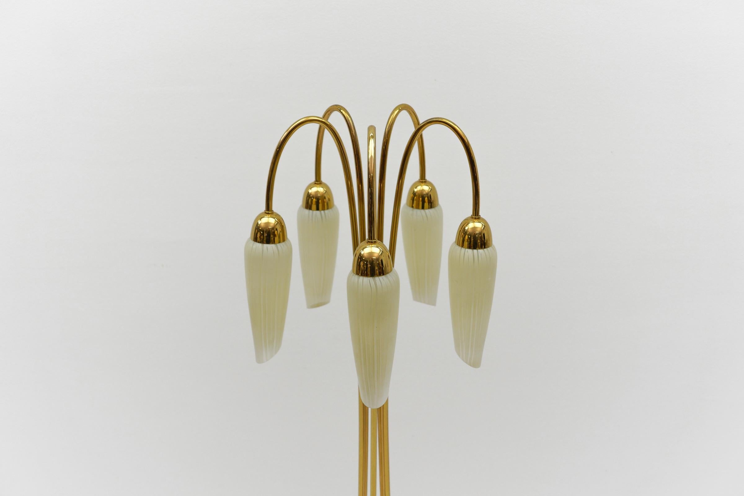 Métal Très rare lampadaire Mid-Century Modernity avec cinq abat-jours en verre, 1950 Italie en vente