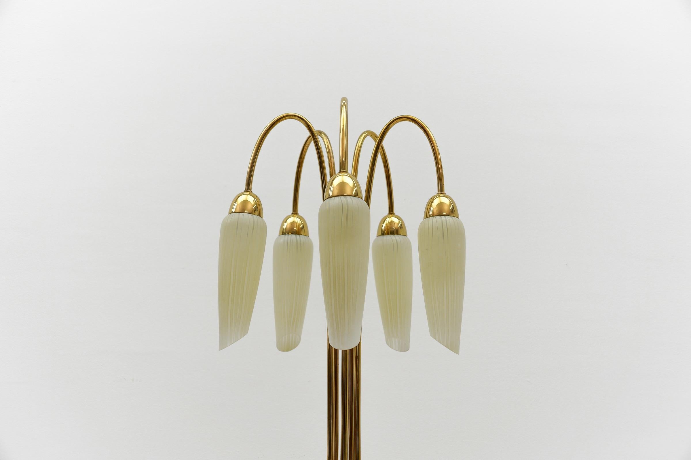 Très rare lampadaire Mid-Century Modernity avec cinq abat-jours en verre, 1950 Italie en vente 2