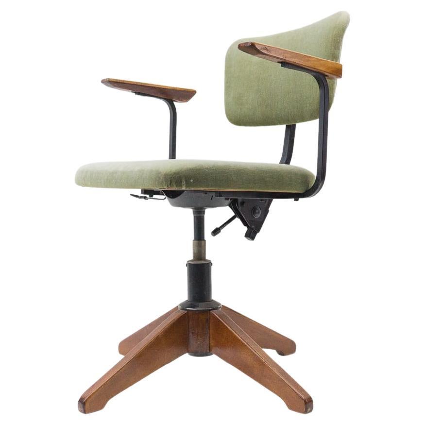 An incredibly fascinating mid century design. 

The cut of the armrests, the curved backrest and the great wooden feet. The mix of materials of metal, wood and fabric is very well done. A masterpiece as we find.

The seat height is fixed, can no