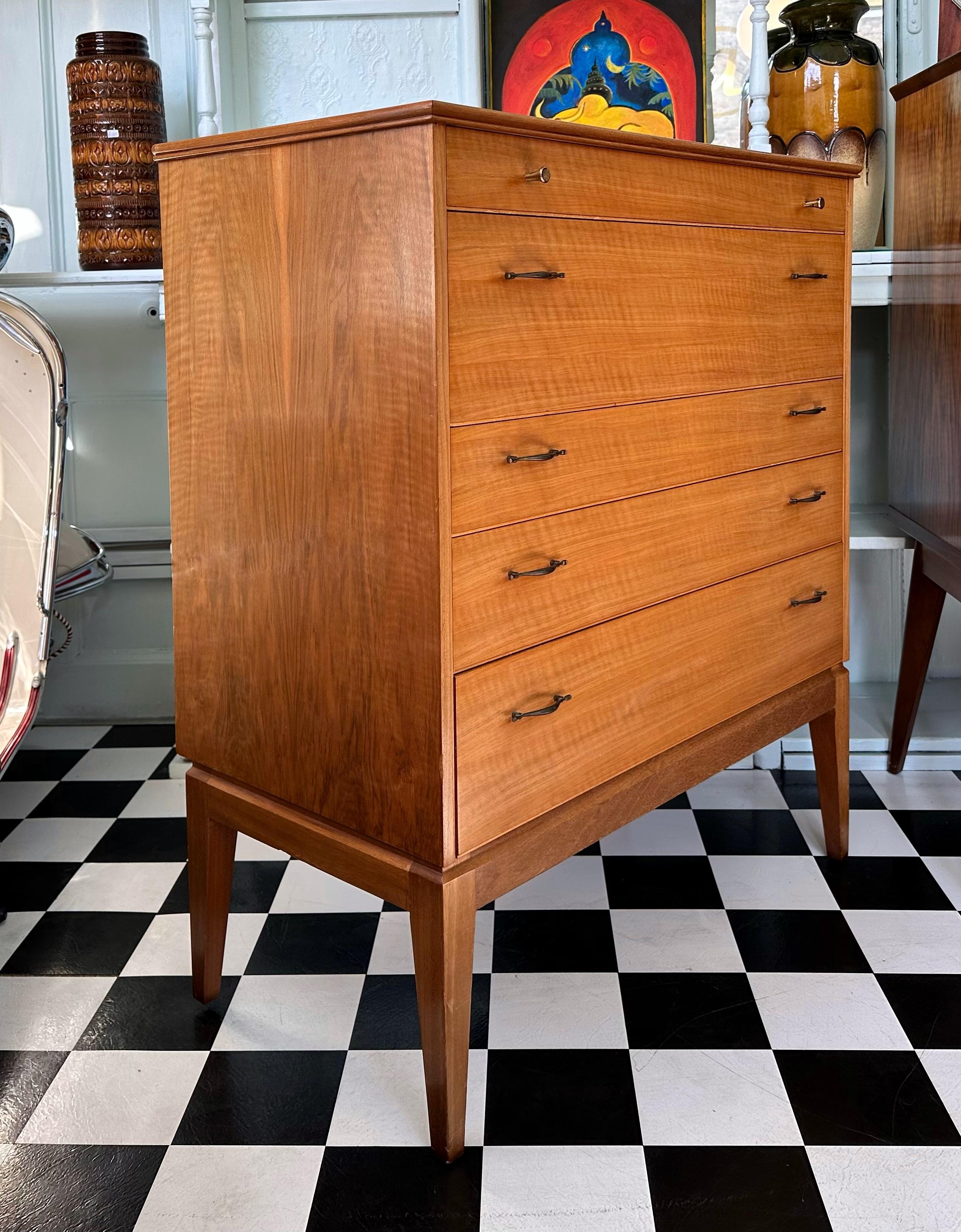 Mid-Century Modern Très rare commode haute/chest de tiroirs vintage en teck du milieu du siècle dernier d'Alfred Cox  en vente
