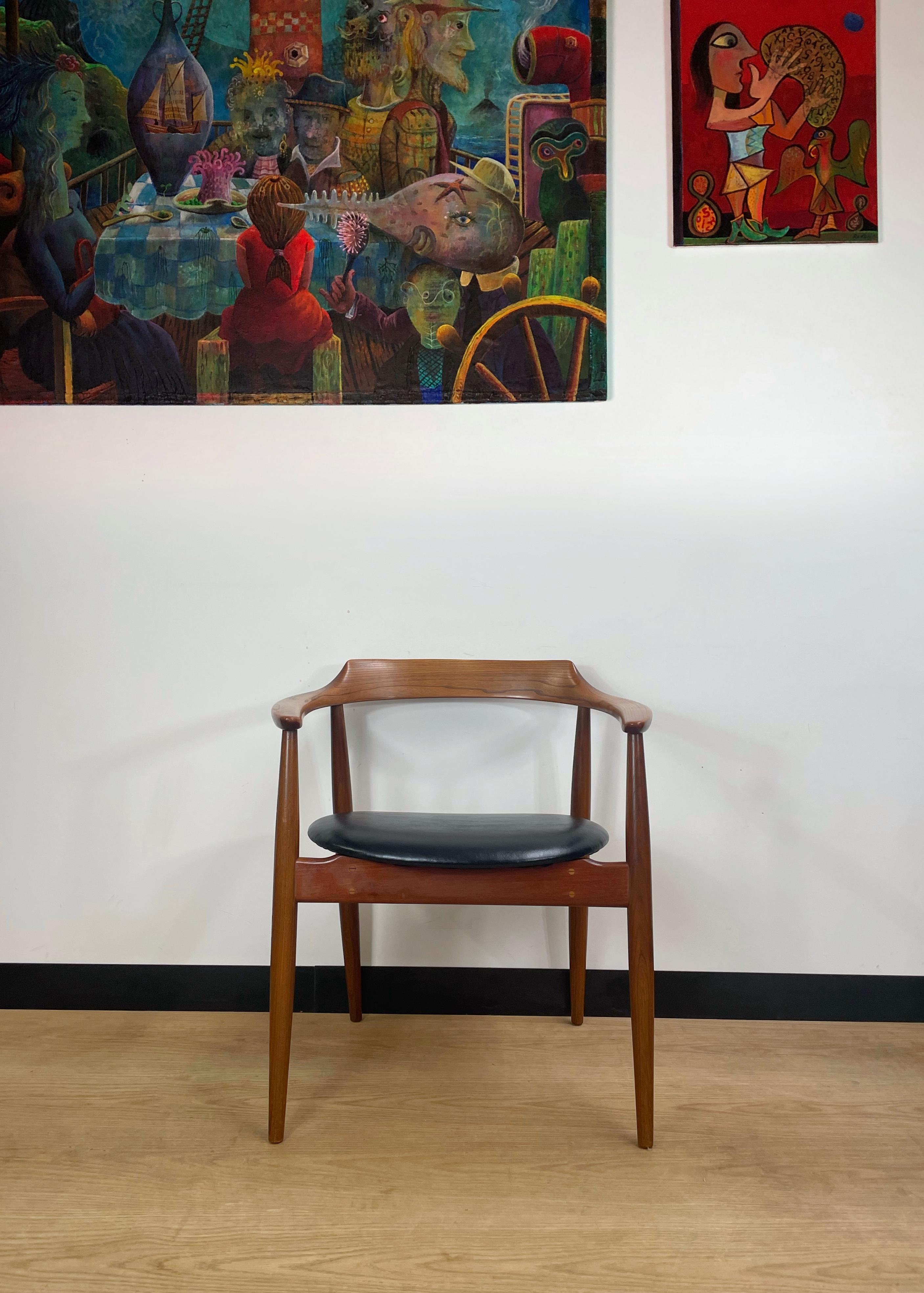 Atemberaubender und sehr seltener dänischer Teakholz-Sessel von Arne Wahl Iversen aus der Jahrhundertmitte. Wunderschönes Design mit massivem Teakholzrahmen (die Armlehnen und die Rückenlehne sind aus einem Stück gefertigt, was sehr selten ist!) und