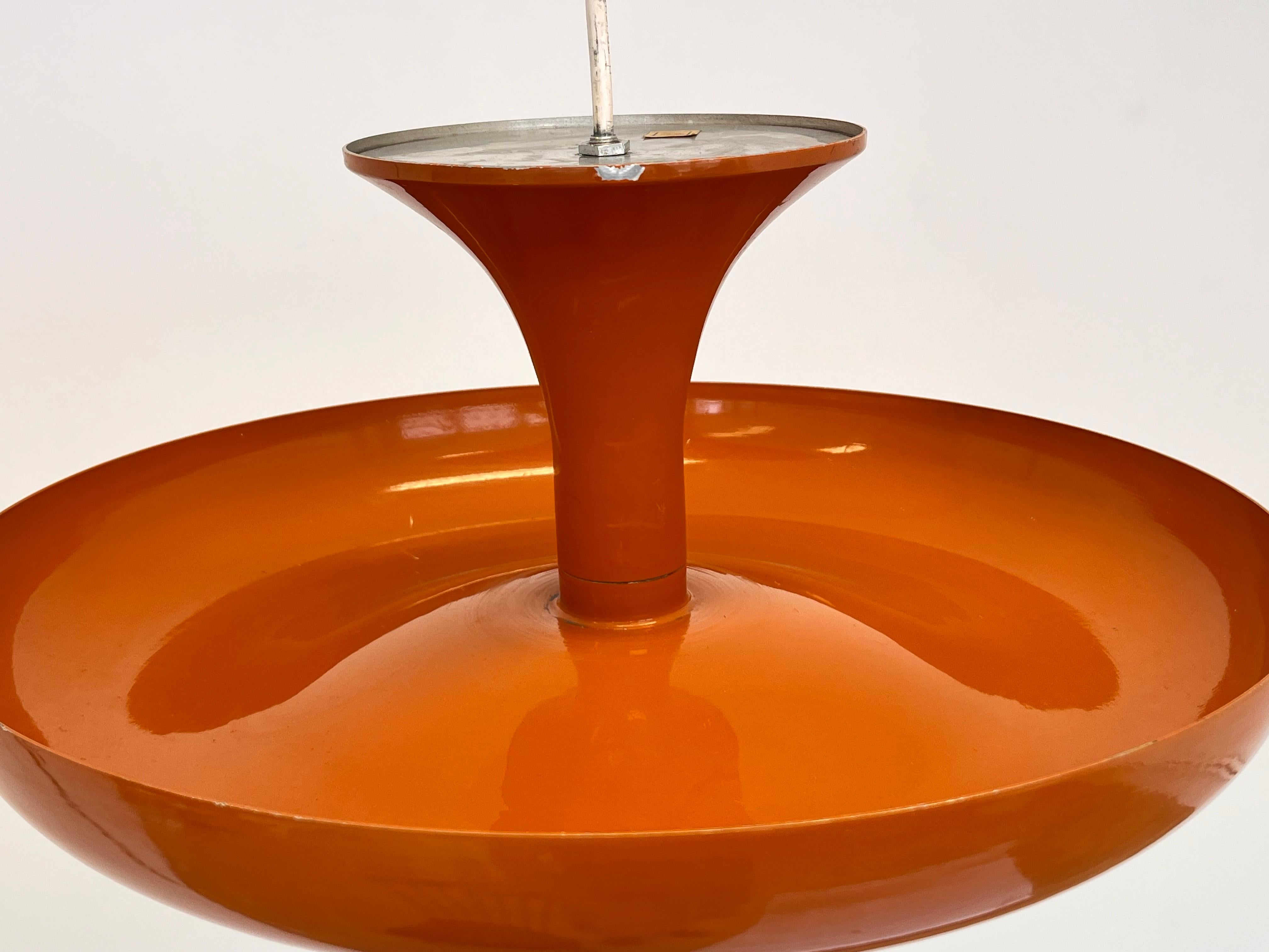 Colgante naranja muy raro de mediados de siglo, Dinamarca, años 70 Lacado en venta