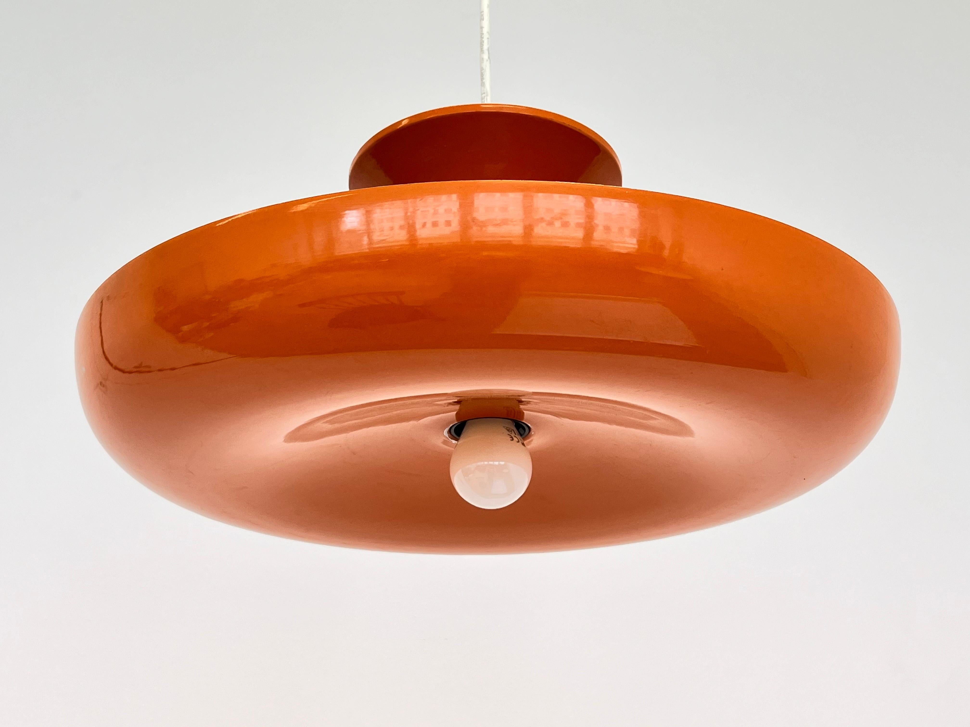 Colgante naranja muy raro de mediados de siglo, Dinamarca, años 70 finales del siglo XX en venta