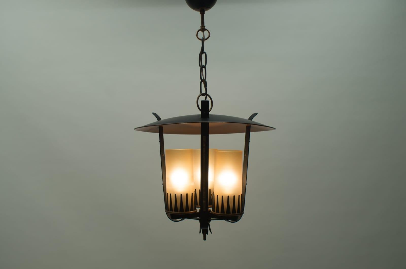 Executed in enameled metal, copper and satinized glass, it comes with 3 x E27 Edison screw fit bulb holders, is wired, and in working condition. It runs both on 110/230 Volt.