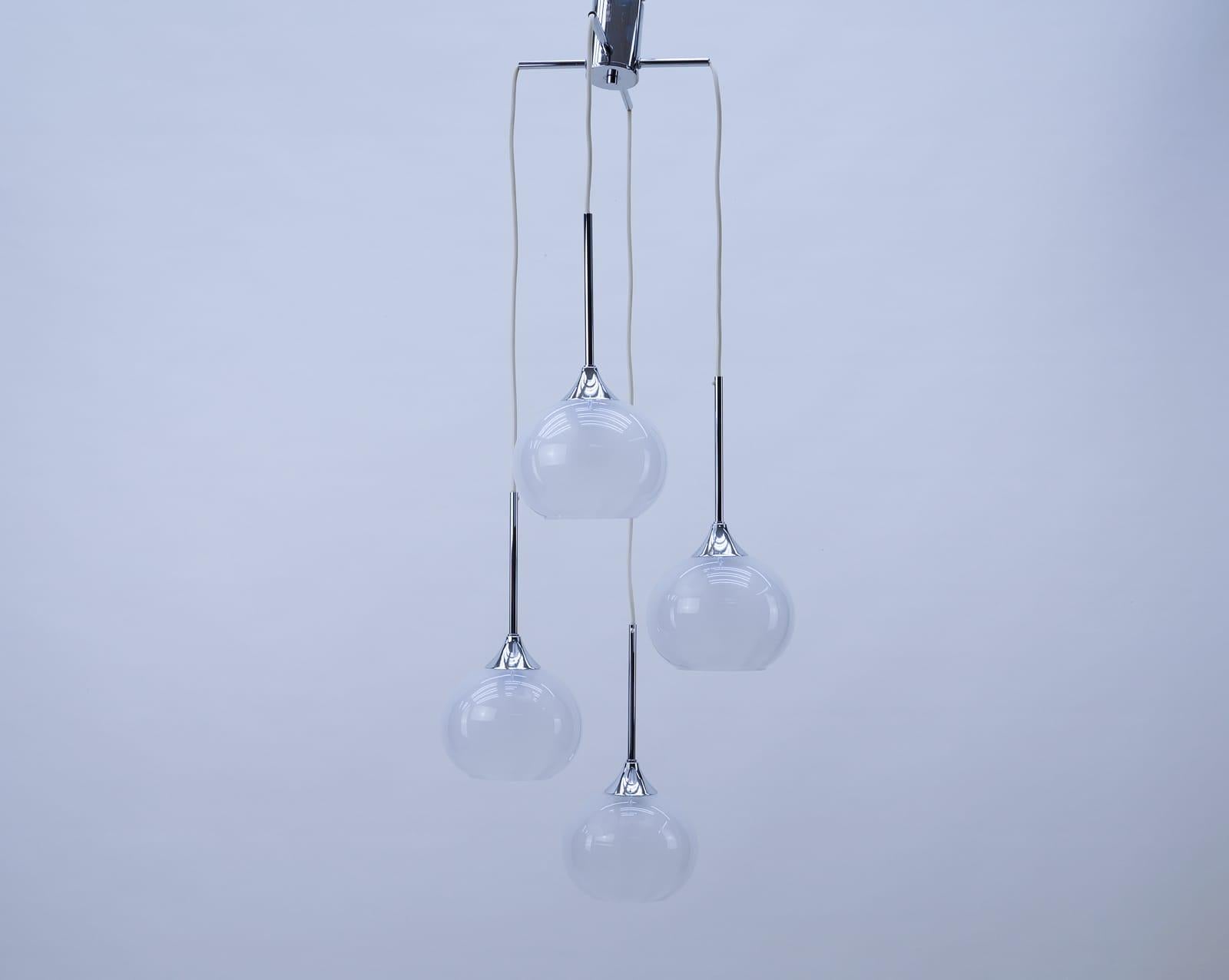 Verre Très rare lampe à cascade en verre au lait d'Italie, années 1960 en vente