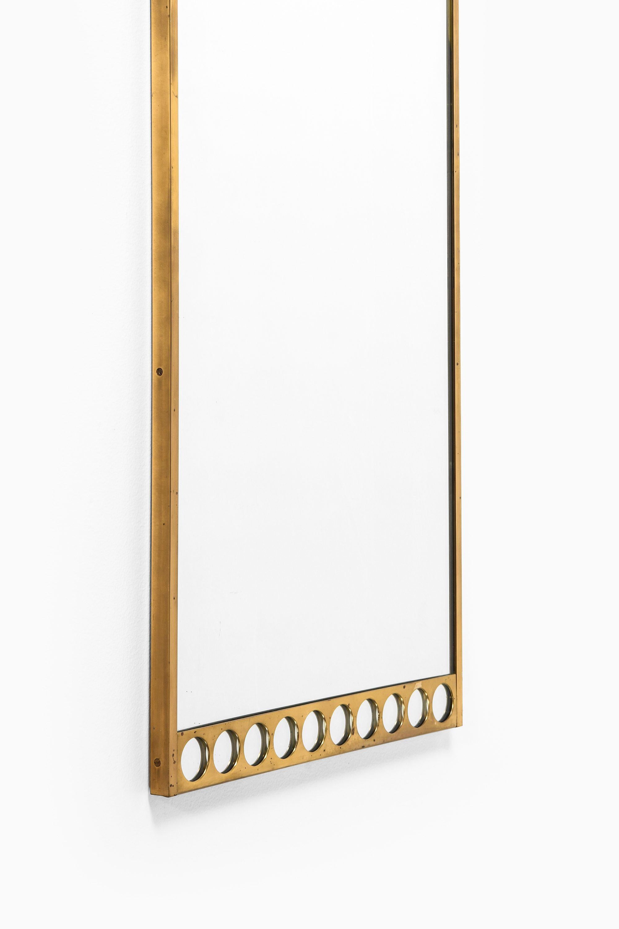 Très rare miroir en laiton, années 1960

Informations supplémentaires :
Matériau : Laiton
Style : Milieu du siècle, Scandinave
Produit par Fröseke, AB Nybrofabriken en Suède
Dimensions (L x P x H) : 43 x 2 x 160 cm
Condit : Bon état vintage, avec
