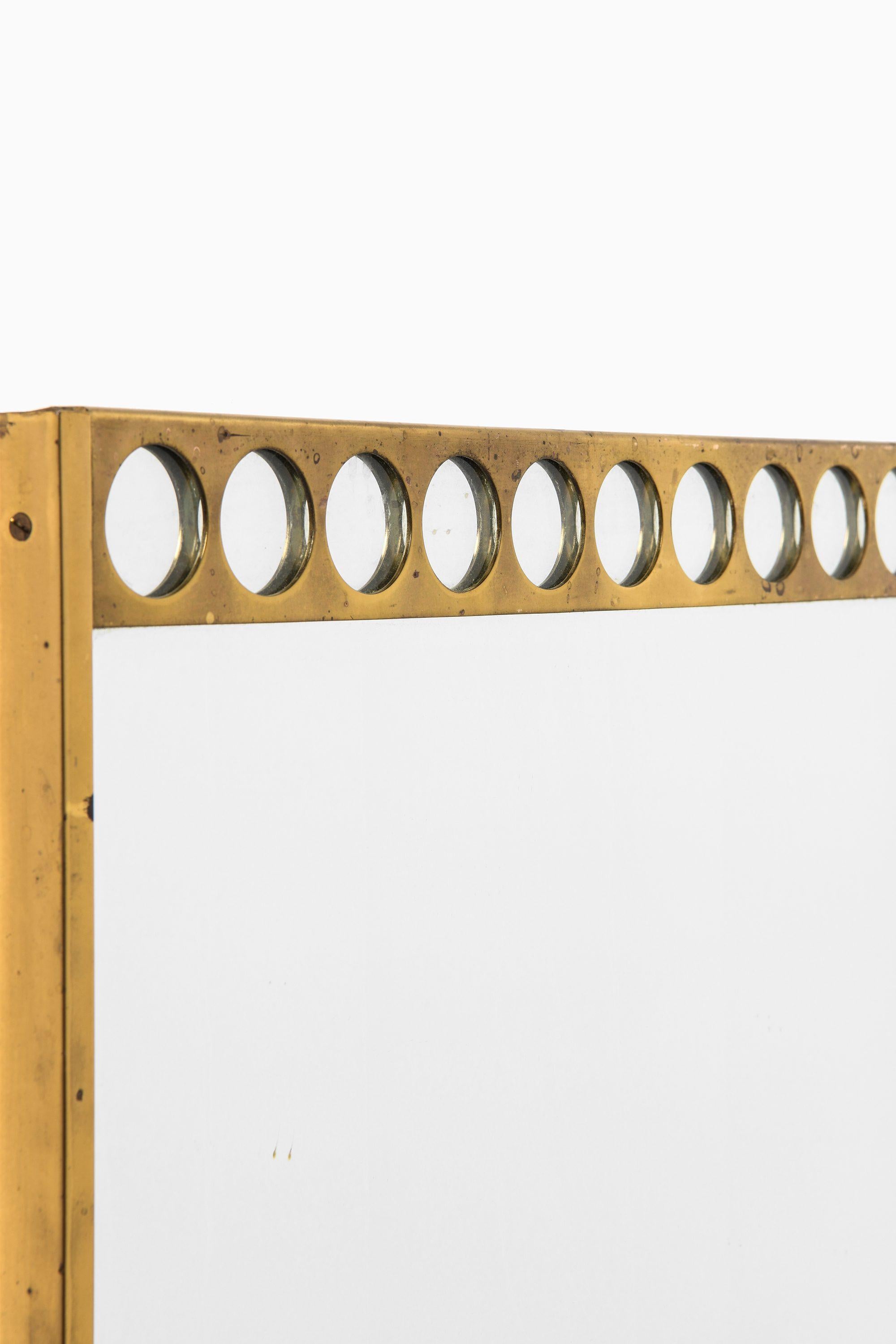 Scandinave moderne Très rare miroir en laiton par Fröseke AB Nybrofabriken en Suède, années 1960 en vente