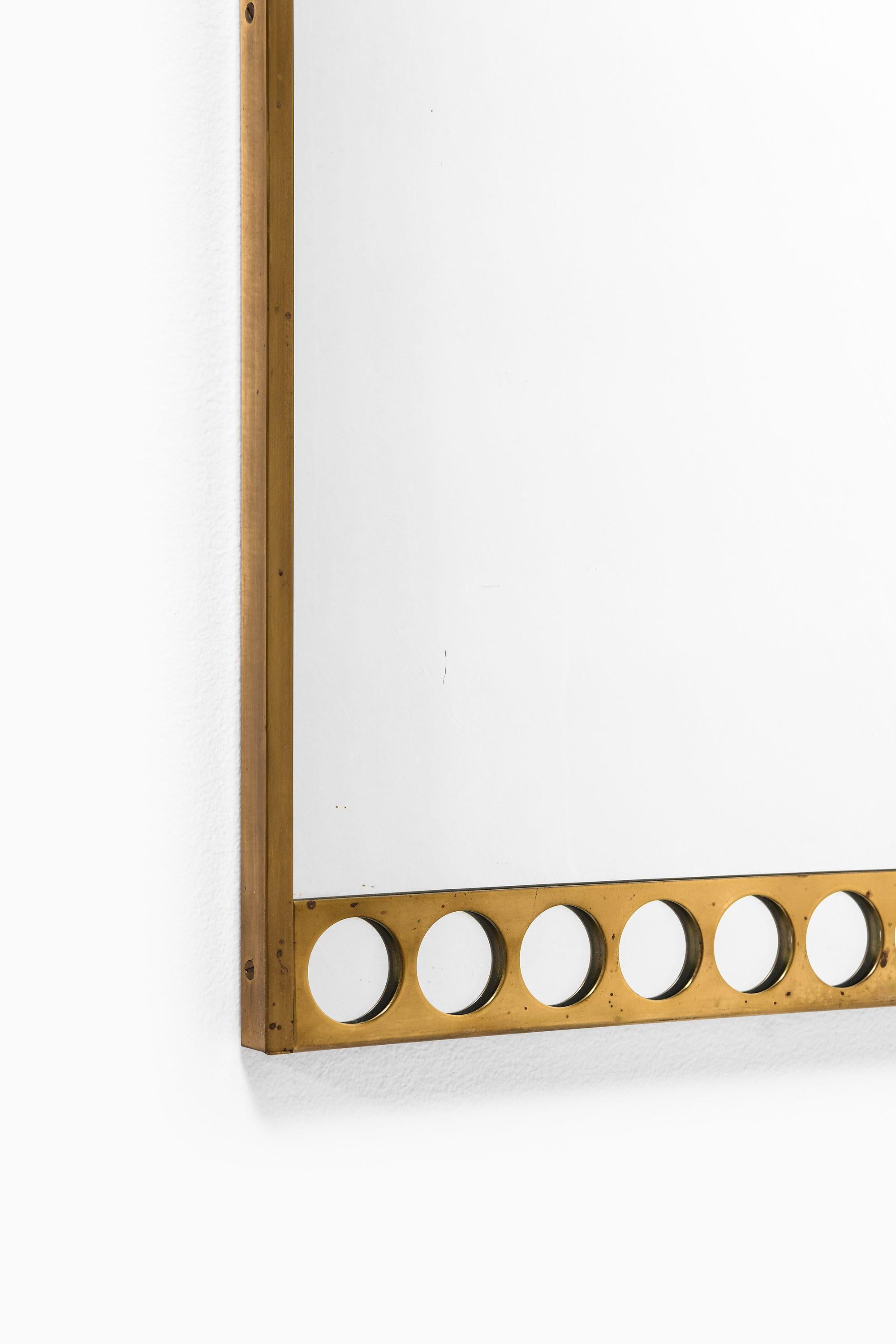 Suédois Très rare miroir en laiton par Fröseke AB Nybrofabriken en Suède, années 1960 en vente