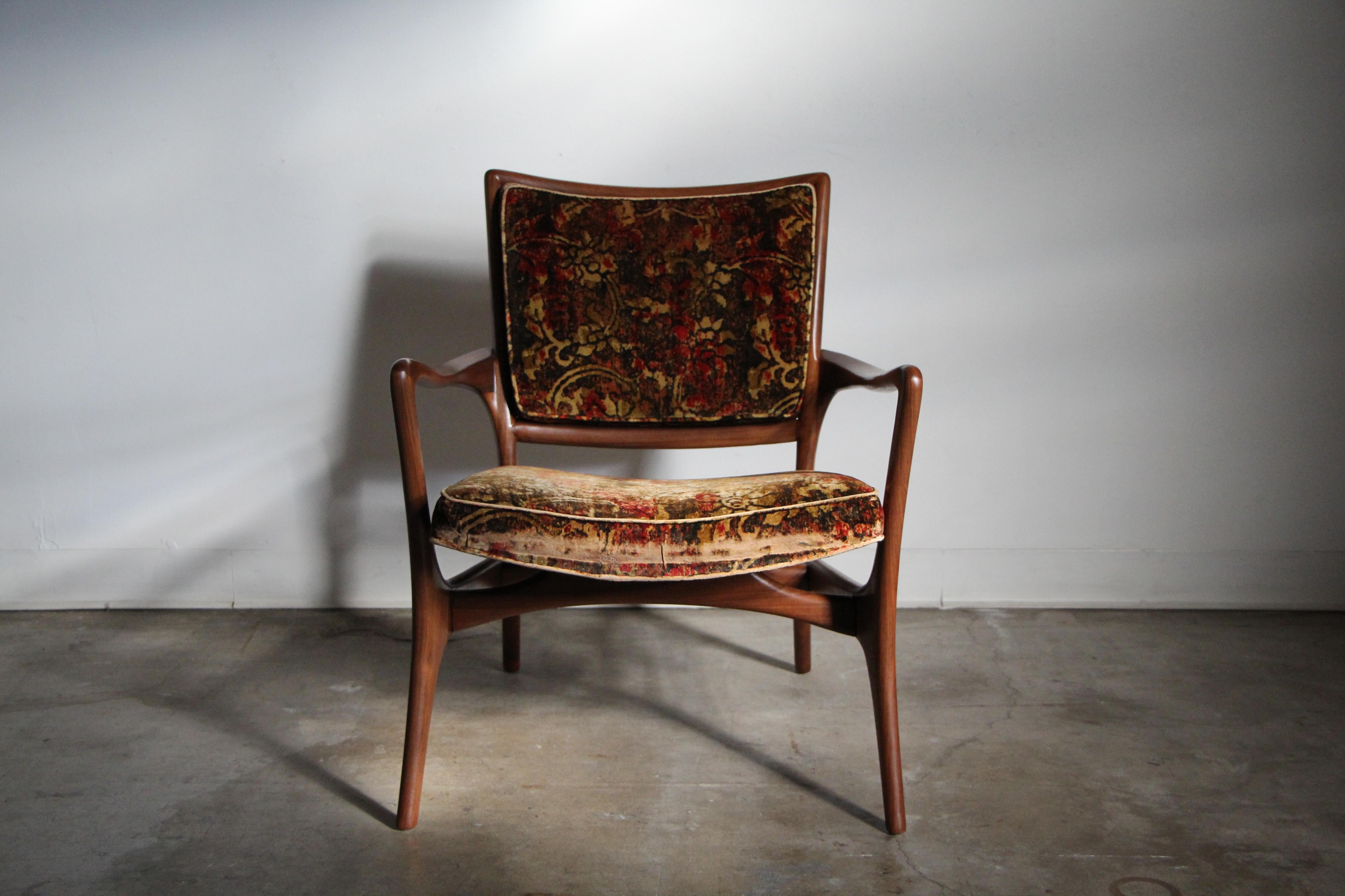 Un fauteuil en noyer sculpté Vladimir Kagan modèle 175C incroyablement rare et très recherché, conçu en 1950 (voir la photo du catalogue), cet exemple de production précoce datant des années 1950 ou du début des années 1960. Ce modèle est très