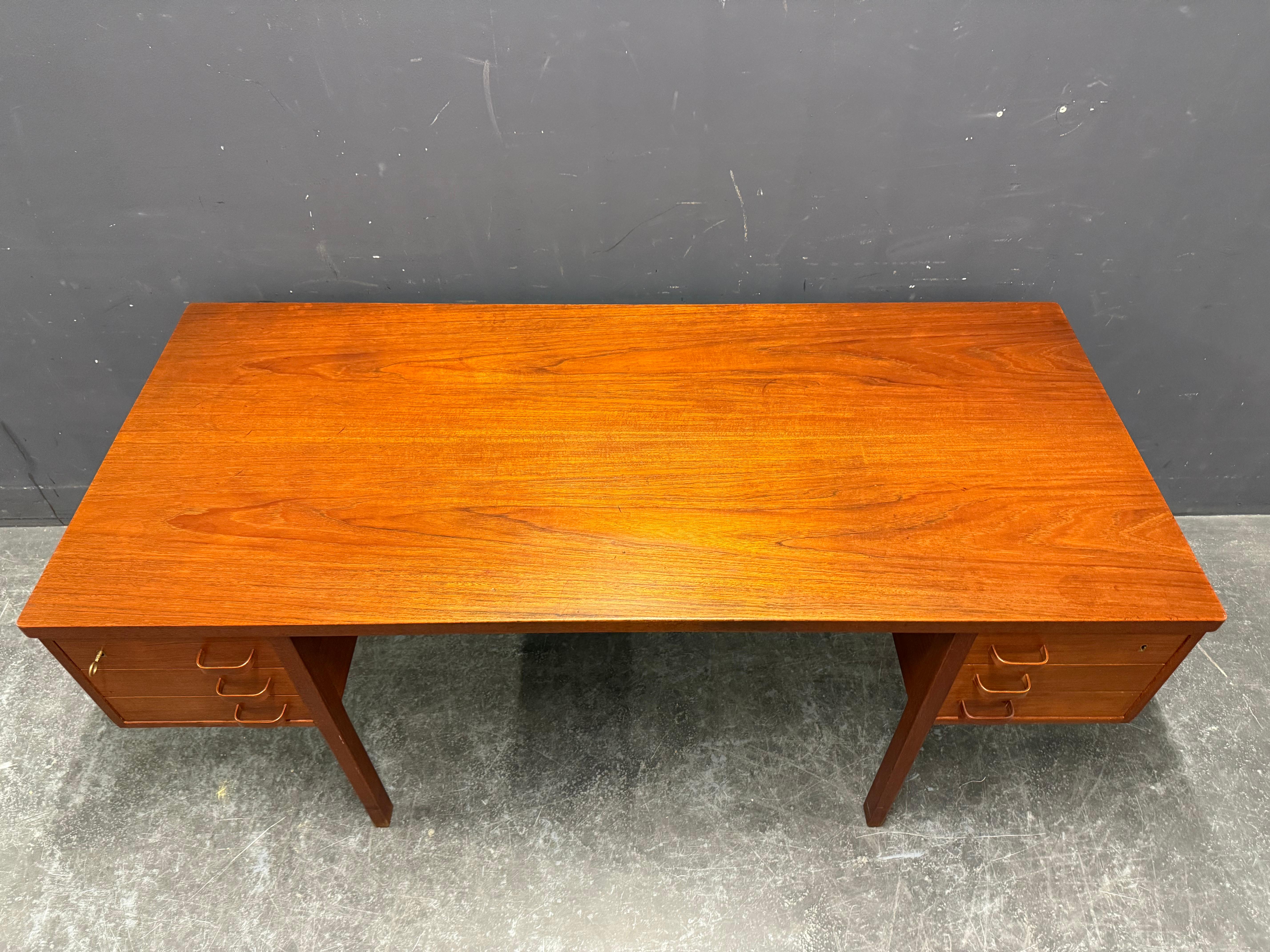 Chêne très rare bureau Nanna & Jørgen Ditzel n° 135 en vente