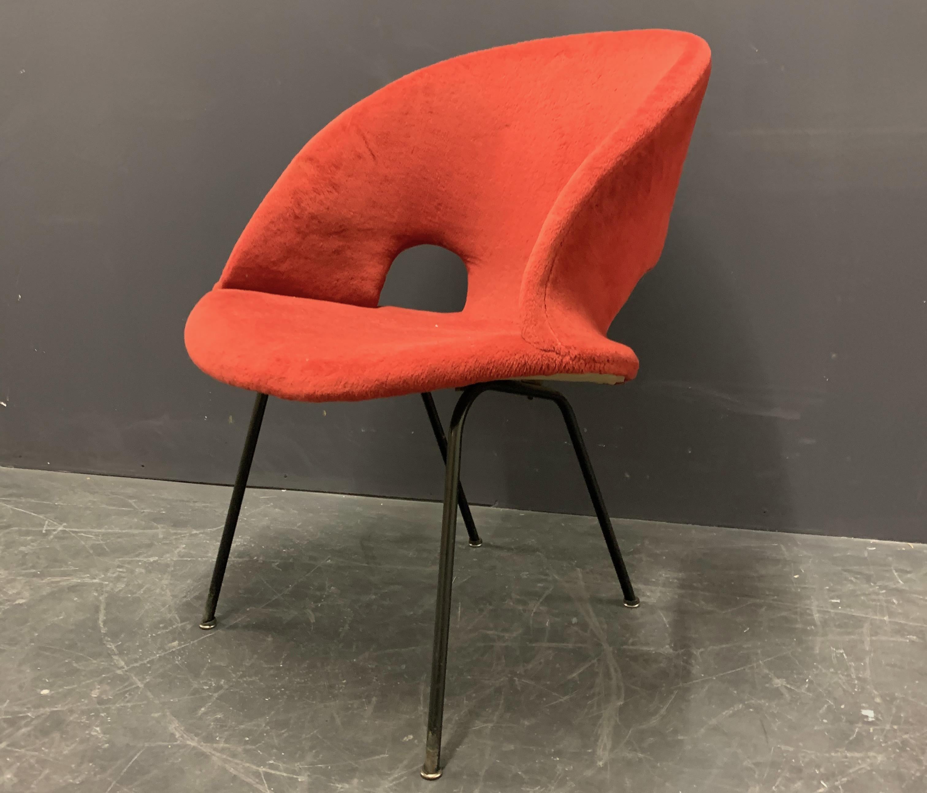 Une construction étonnante ! Un morceau de contreplaqué plié. Fabriqué par Knoll.