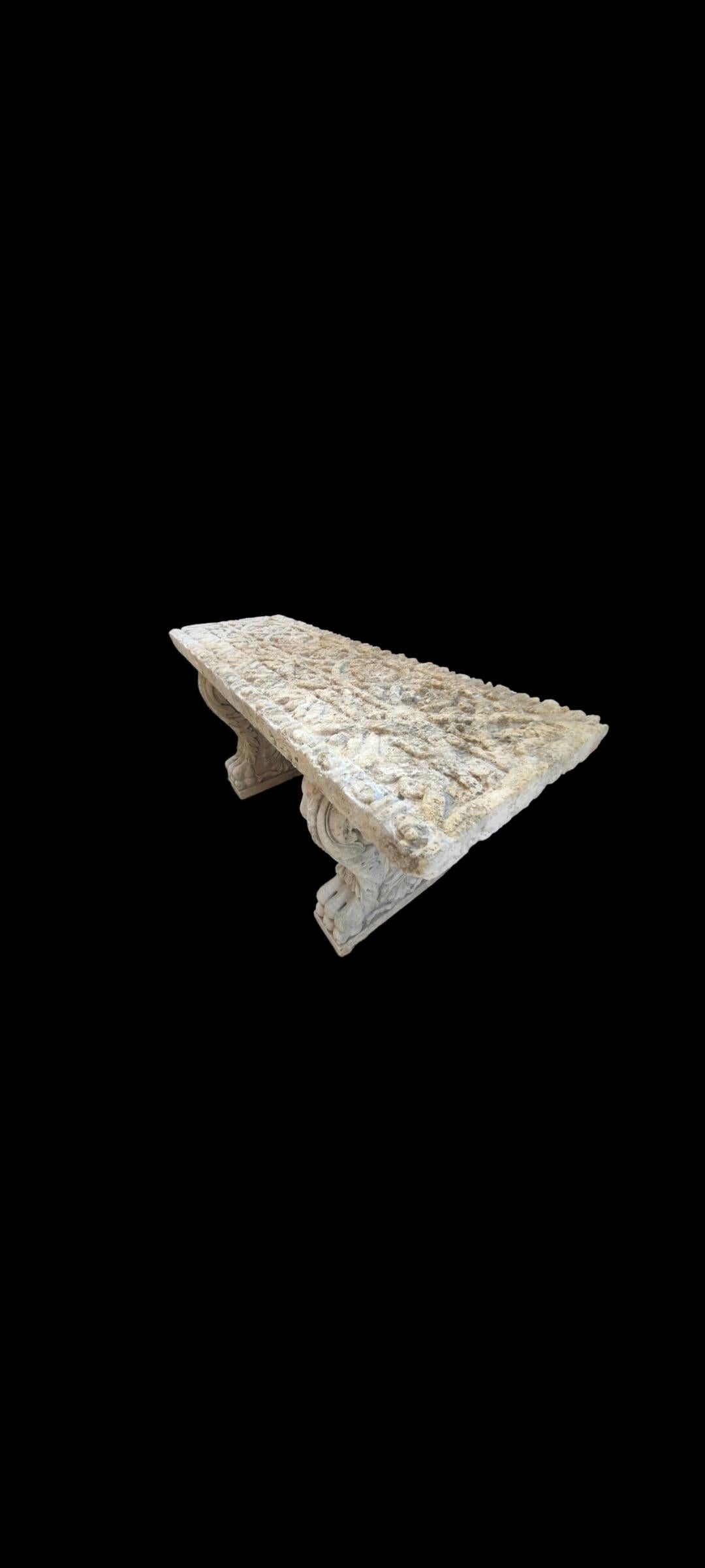 Il s'agit de l'une des deux tables en pierre calcaire du XVIIe siècle, extrêmement rares et magnifiquement sculptées à la main, que nous avons récemment récupérées dans un château en France. 

Le plateau de table semi-incrusté, très détaillé et