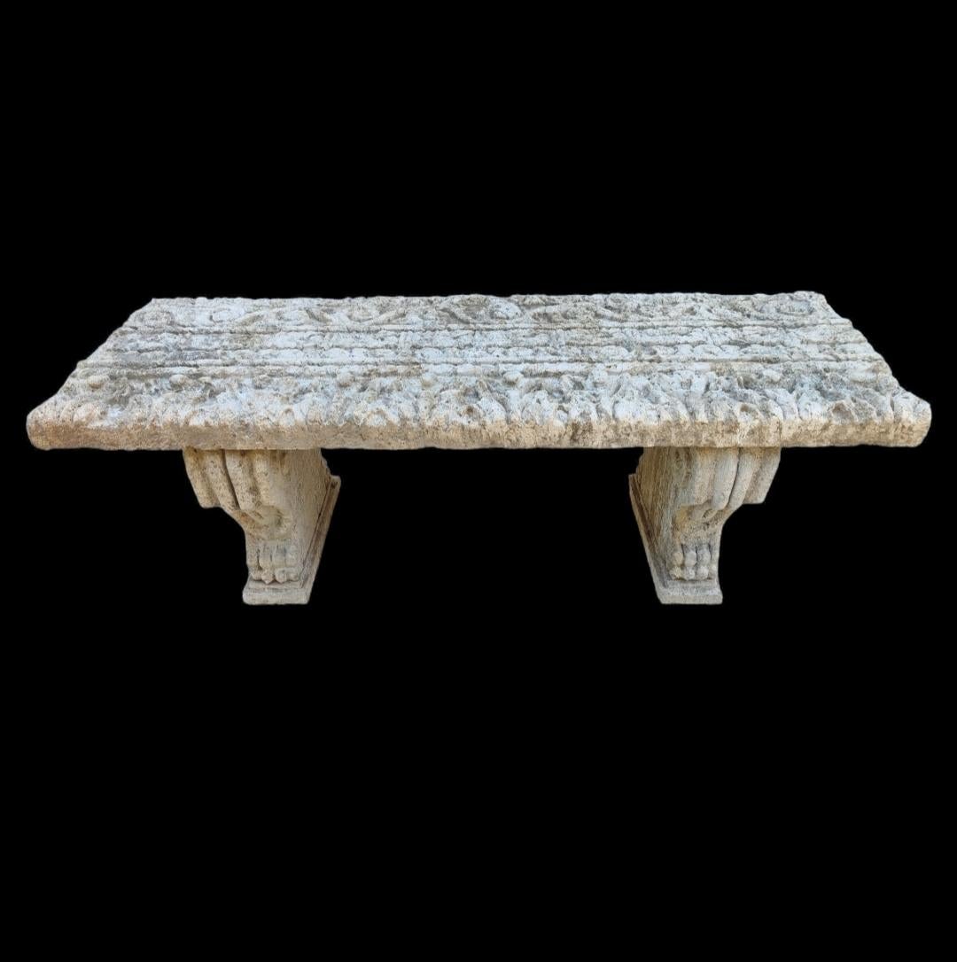 Très rare et ancienne table sculptée à la main dans les années 1700 en France, avec incrustation de pierre à chaux. Abîmé - En vente à Costa Mesa, CA