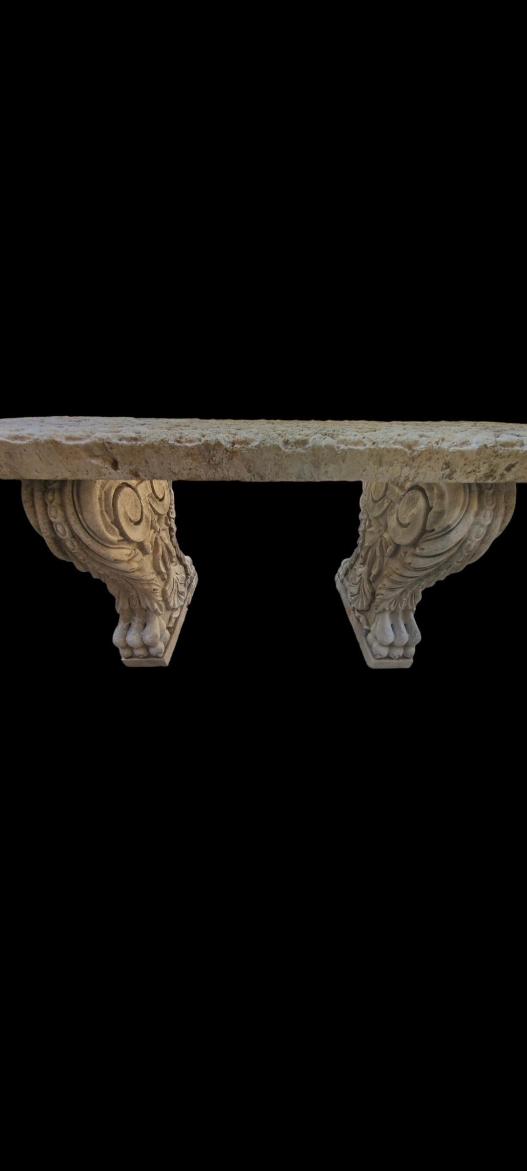 Calcaire Très rare et ancienne table sculptée à la main dans les années 1700 en France, avec incrustation de pierre à chaux. en vente