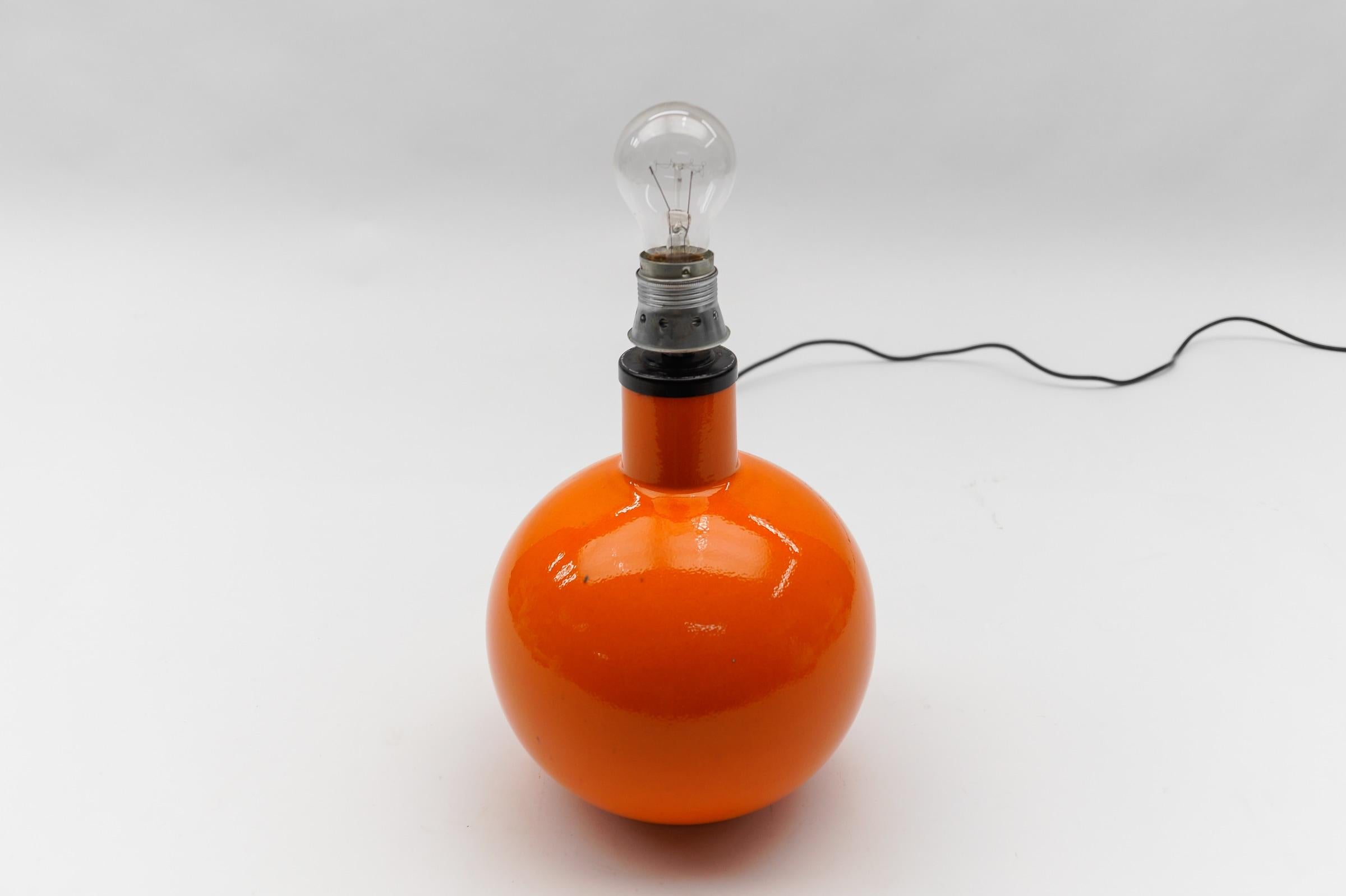 Ère spatiale Très rare base de lampe de bureau en céramique à boules orange, Italie, années 1960 en vente