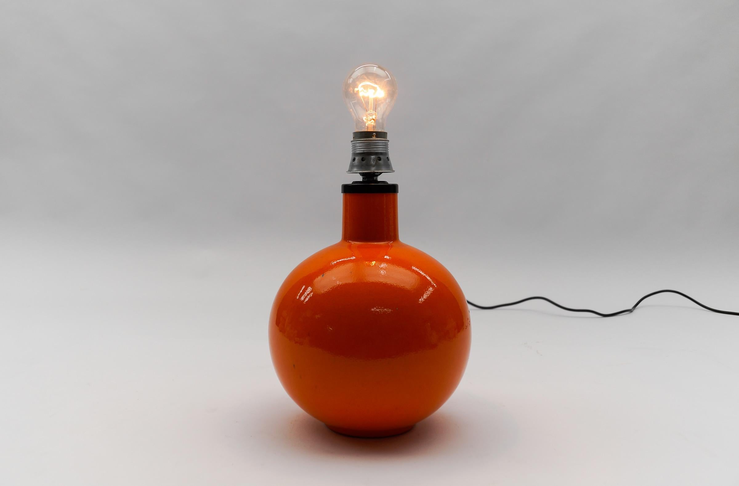 Milieu du XXe siècle Très rare base de lampe de bureau en céramique à boules orange, Italie, années 1960 en vente