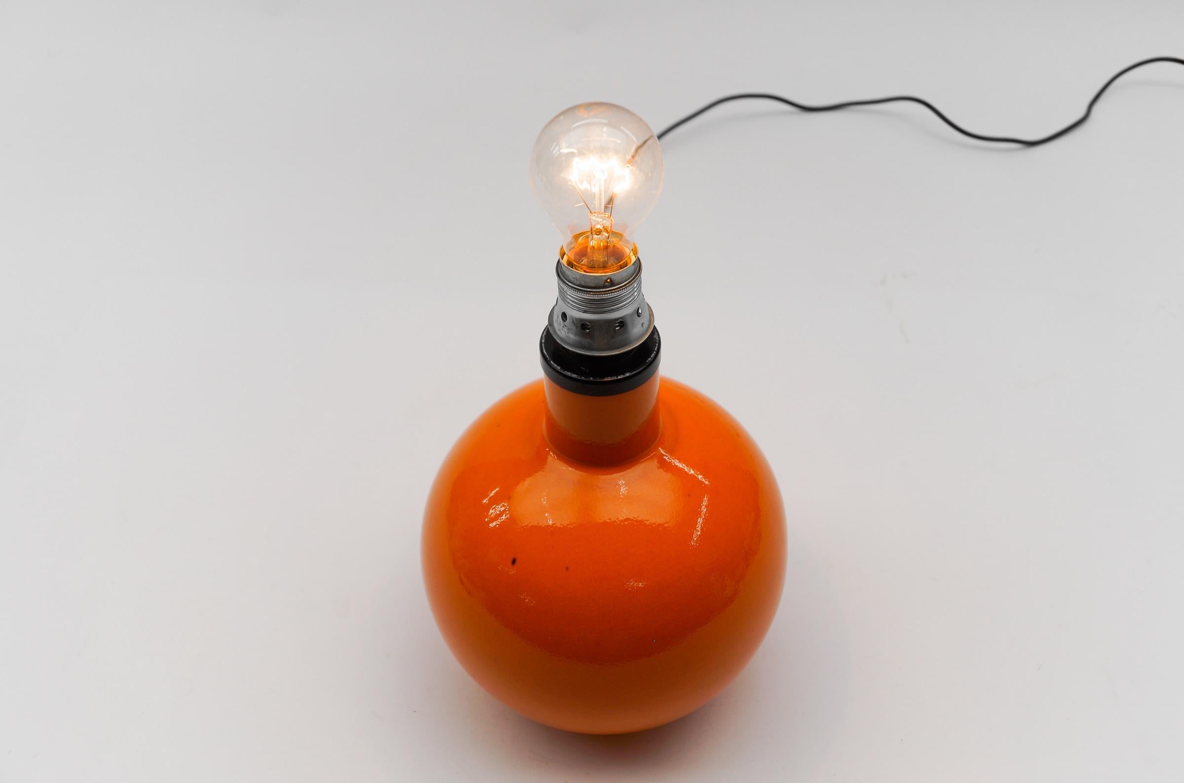Métal Très rare base de lampe de bureau en céramique à boules orange, Italie, années 1960 en vente