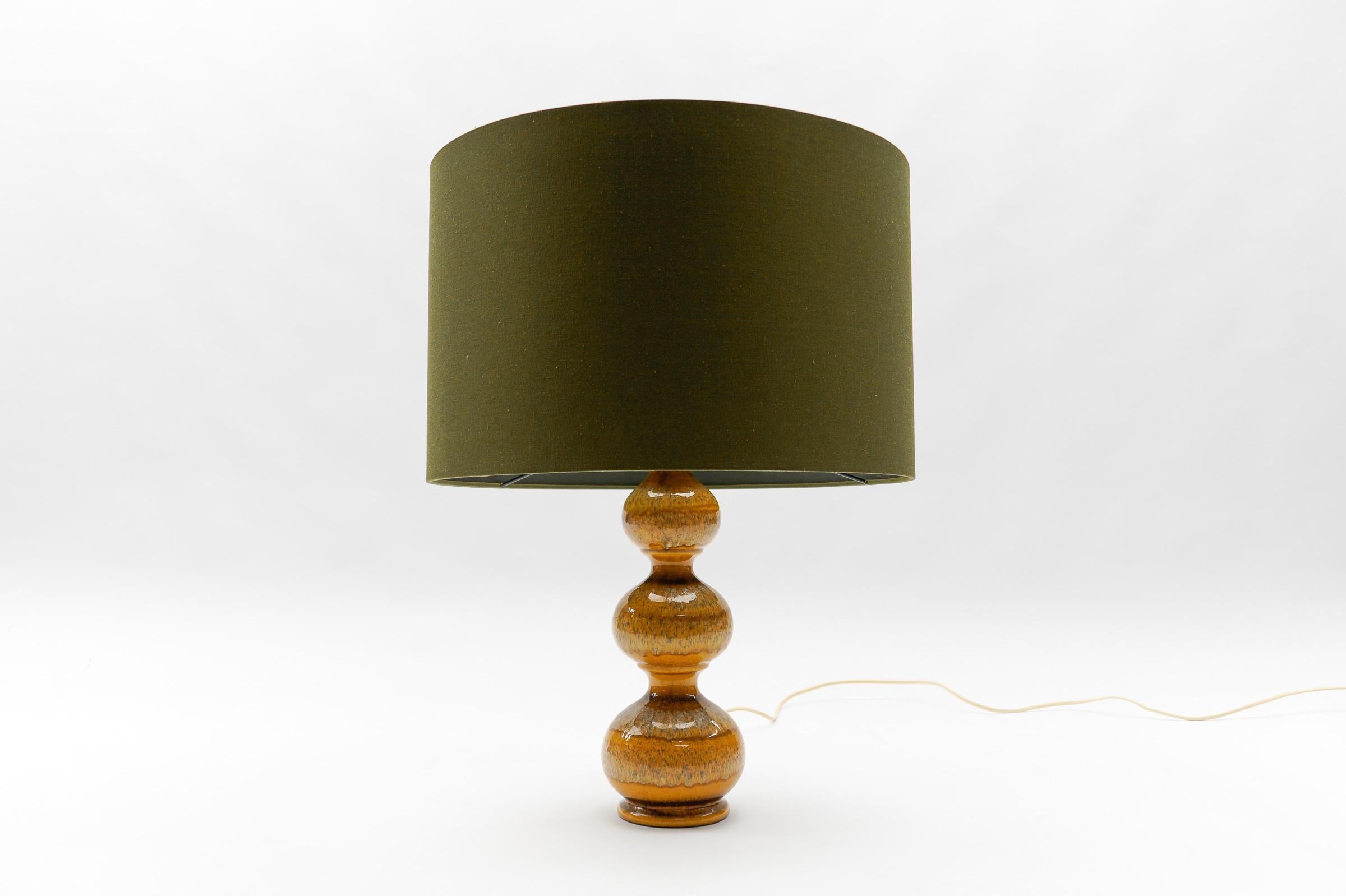 These ceramic table lamp was designed in the 1960s. 

We have a total of six table lamp bases from the Kaiser Leuchten Bubble ceramic series from the 1960s. 

Three large orange ones, one slightly smaller one and two larger green ones. 

The