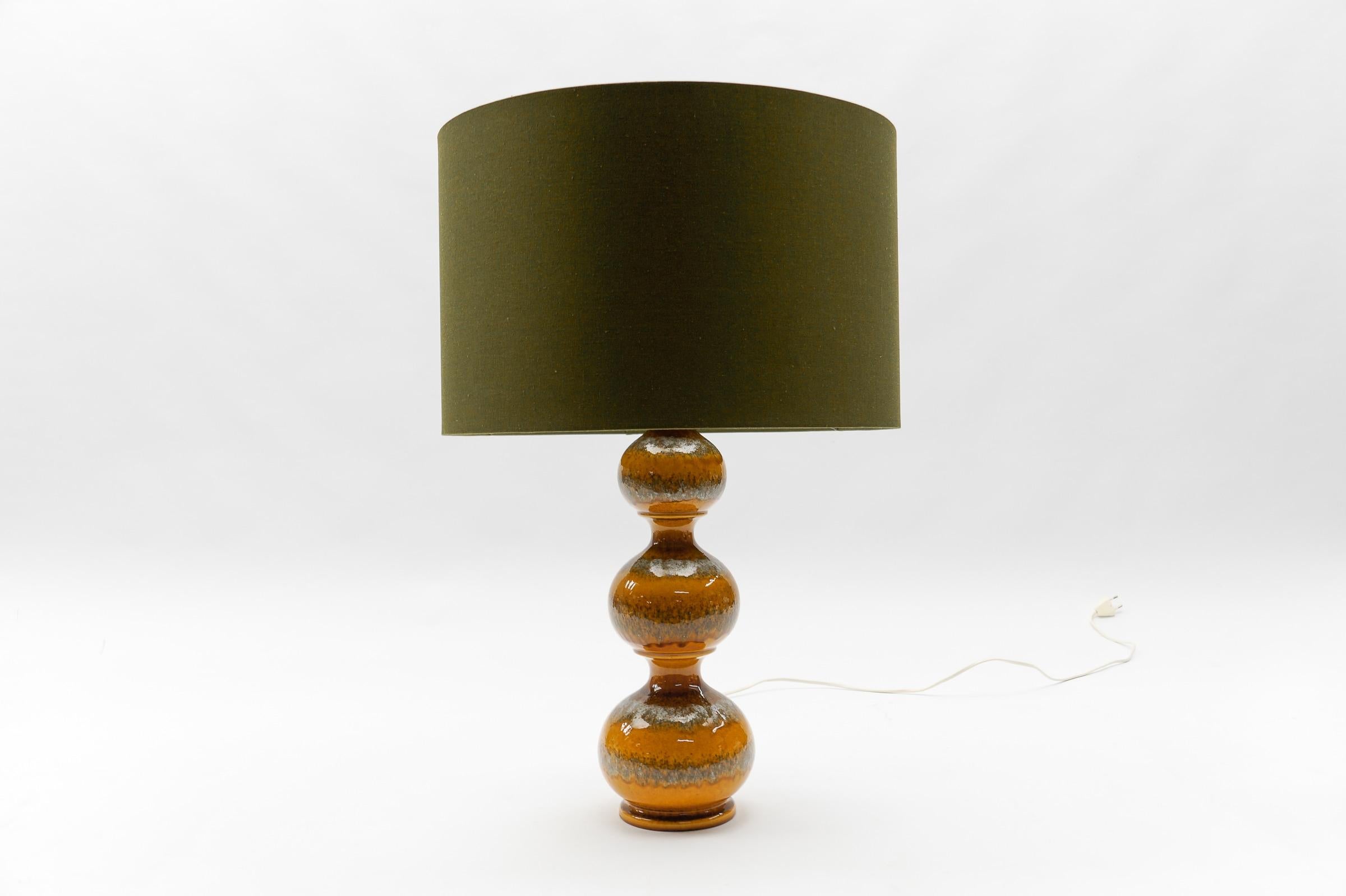 These ceramic table lamp was designed in the 1960s. 

We have a total of six table lamp bases from the Kaiser Leuchten Bubble ceramic series from the 1960s. 

Three large orange ones, one slightly smaller one and two larger green ones. 

The