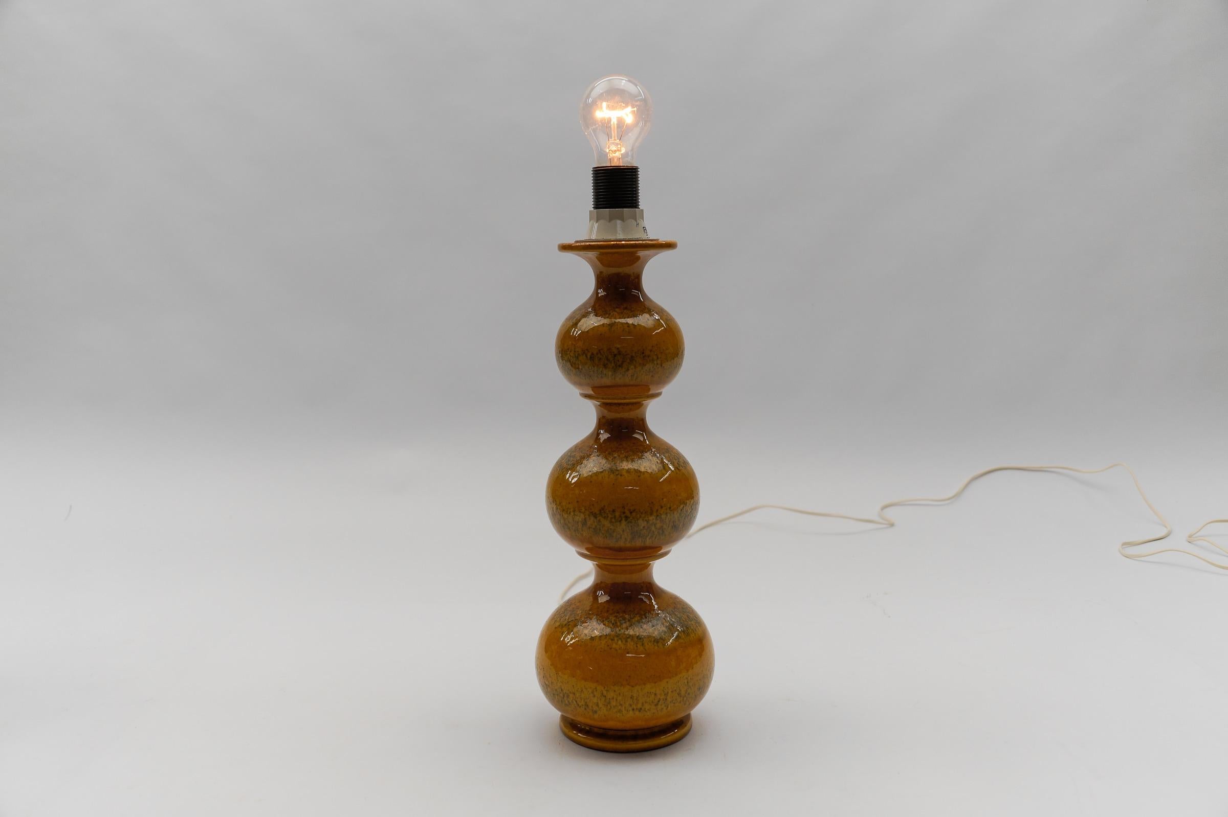 Milieu du XXe siècle Très rare base de lampe de bureau en céramique orange Kaiser Leuchten, Allemagne, années 1960 en vente