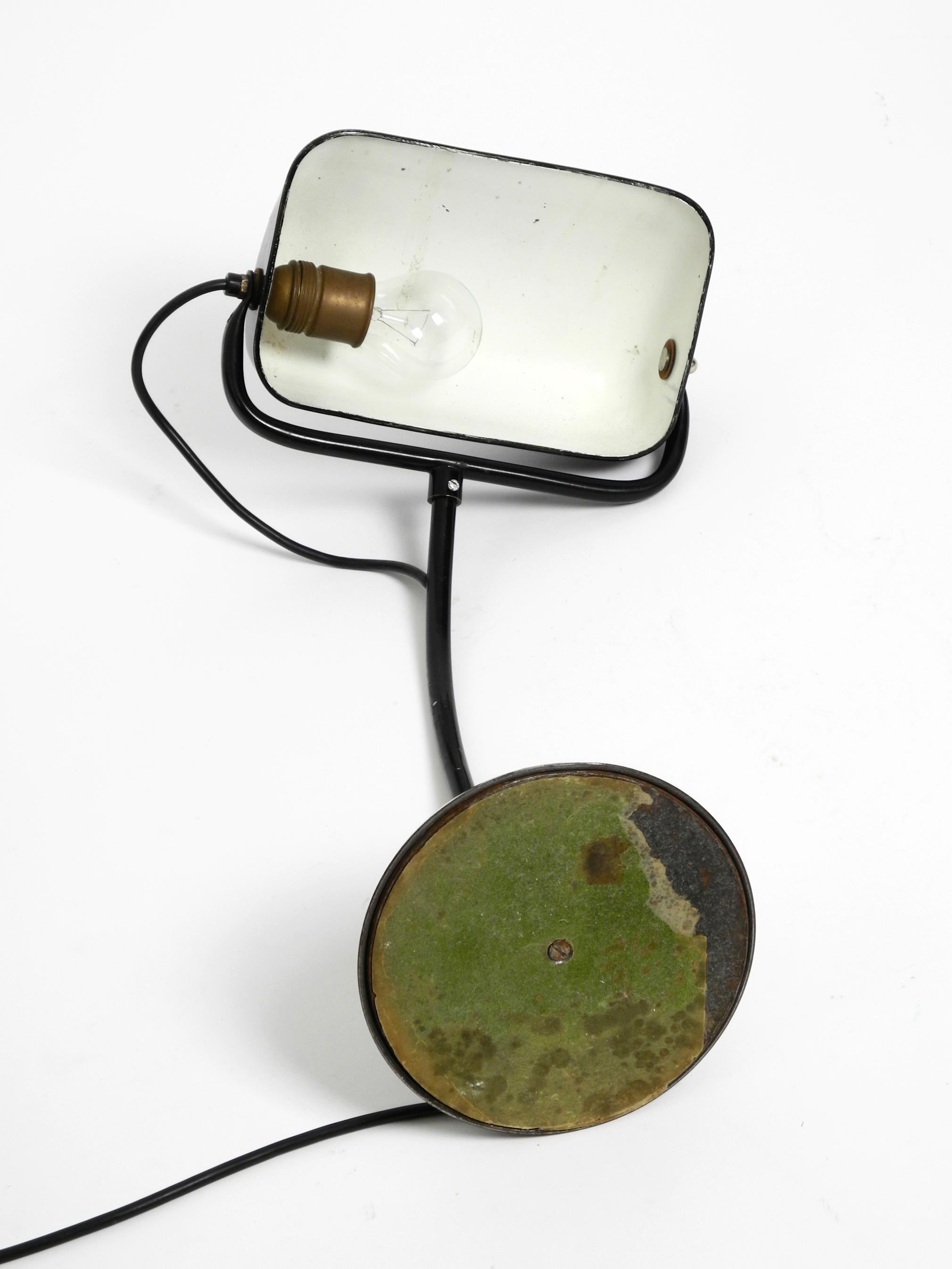 Milieu du XXe siècle Très rare lampe de table industrielle Kaiser Idell des années 1940, modèle 6581  en vente
