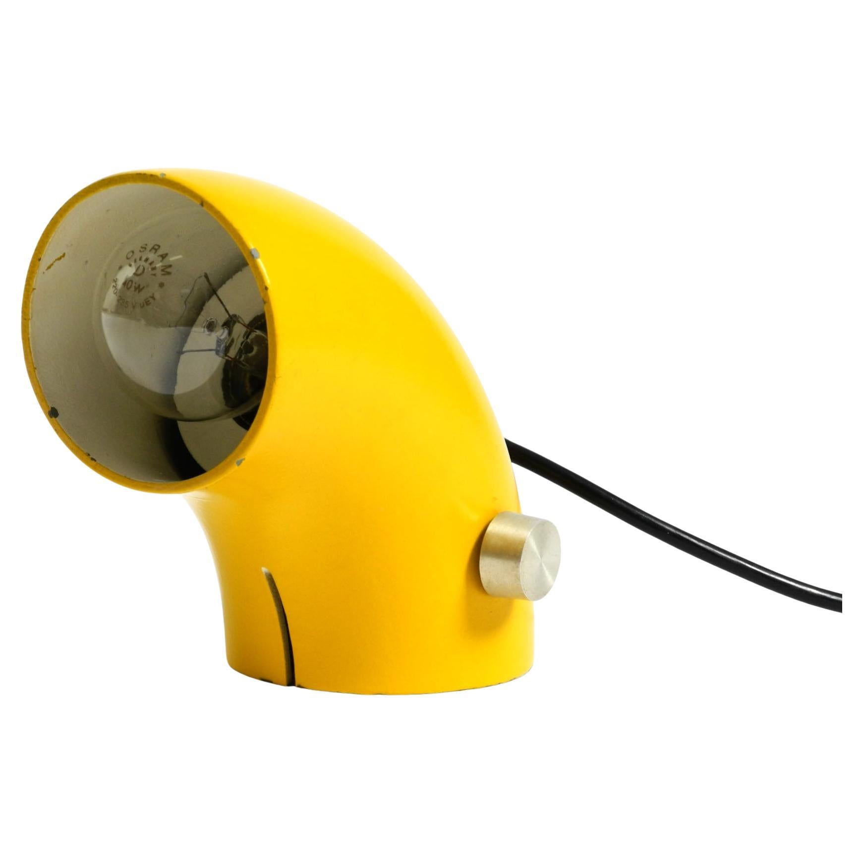 Rarissima lampada da tavolo originale dell'A Space, di colore giallo e realizzata in ferro pesante.
Prodotto negli anni '60 da Temde. Prodotto in Svizzera. Tipo 117.
Grande design minimalista dell'era spaziale nelle sue condizioni e colori