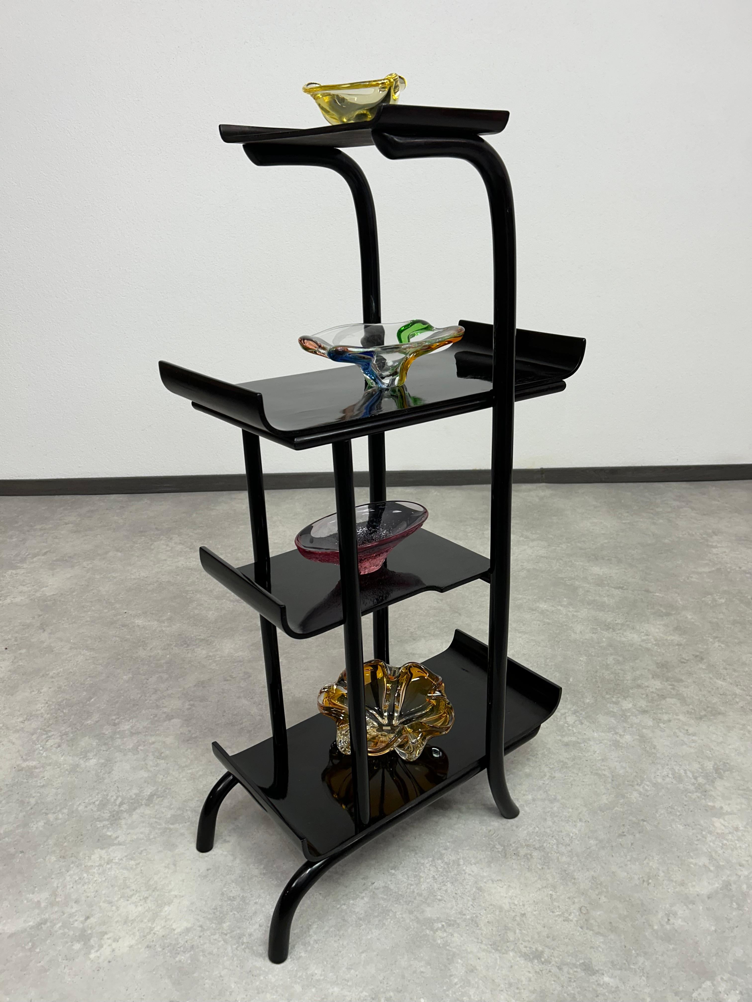 Sehr seltener Pagodenpflanzenständer D68 von Thonet-Mundus. Professionell gebeizt und neu poliert