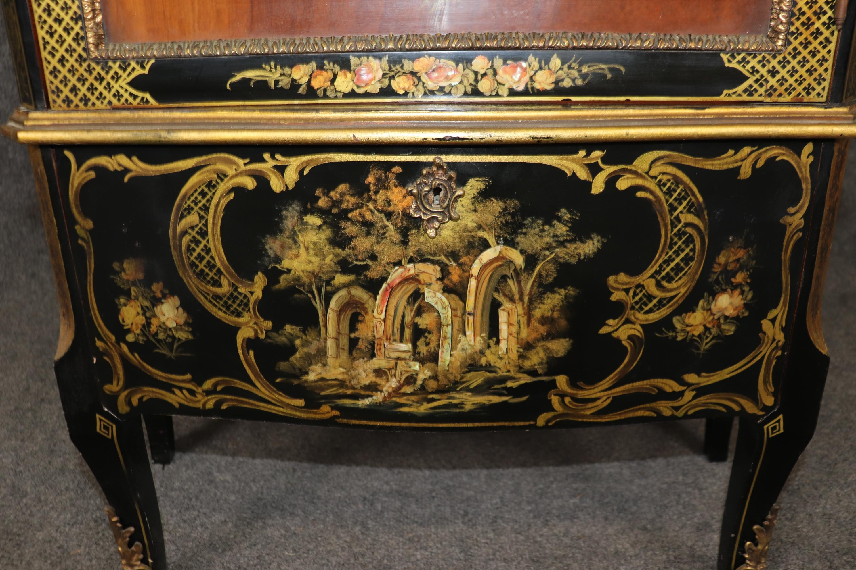 Very Rare Pair of Antique Black and Gold Chinoiserie Vitrines manner of Sormani In Good Condition In Swedesboro, NJ