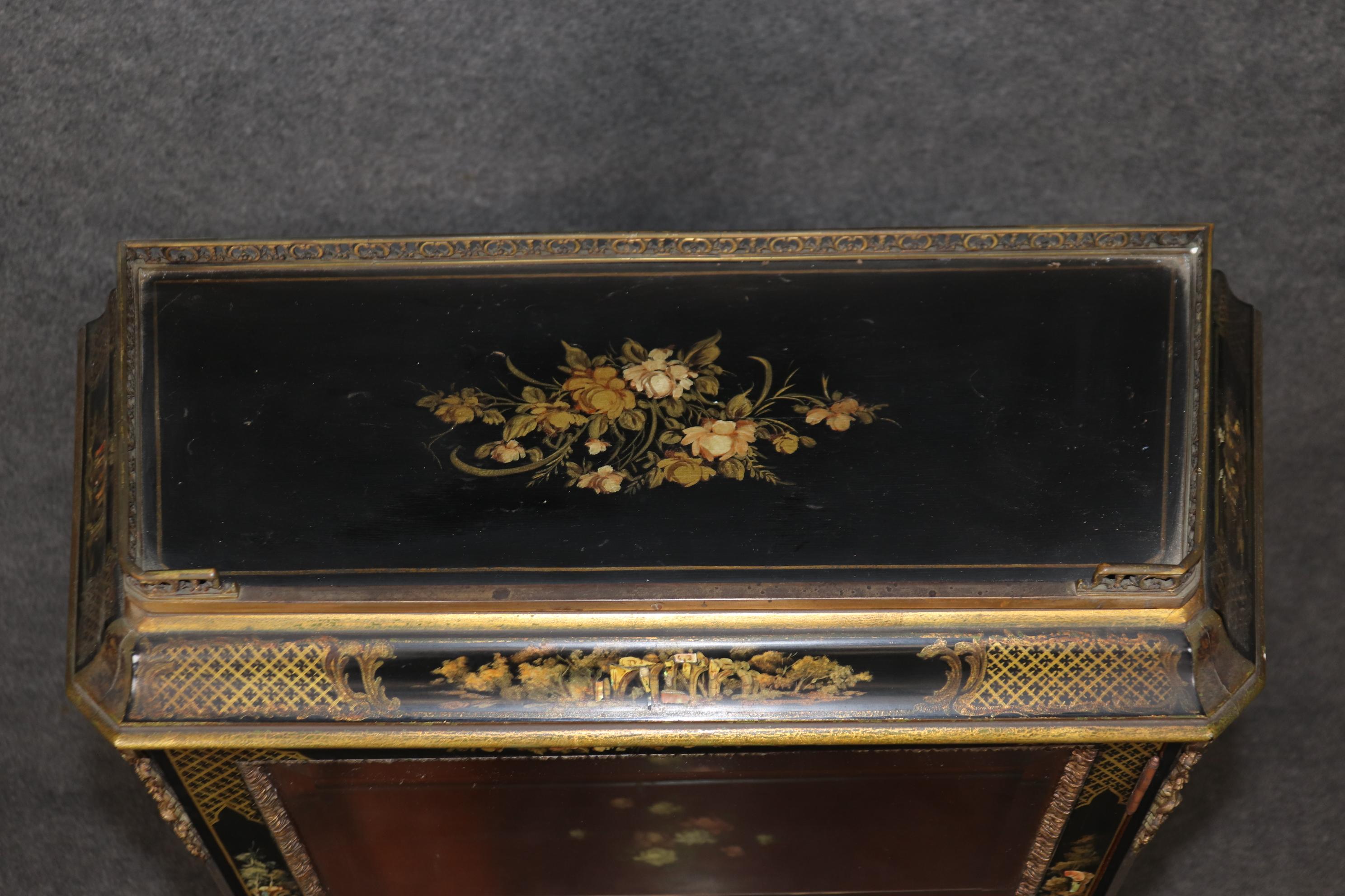 Very Rare Pair of Antique Black and Gold Chinoiserie Vitrines manner of Sormani 2