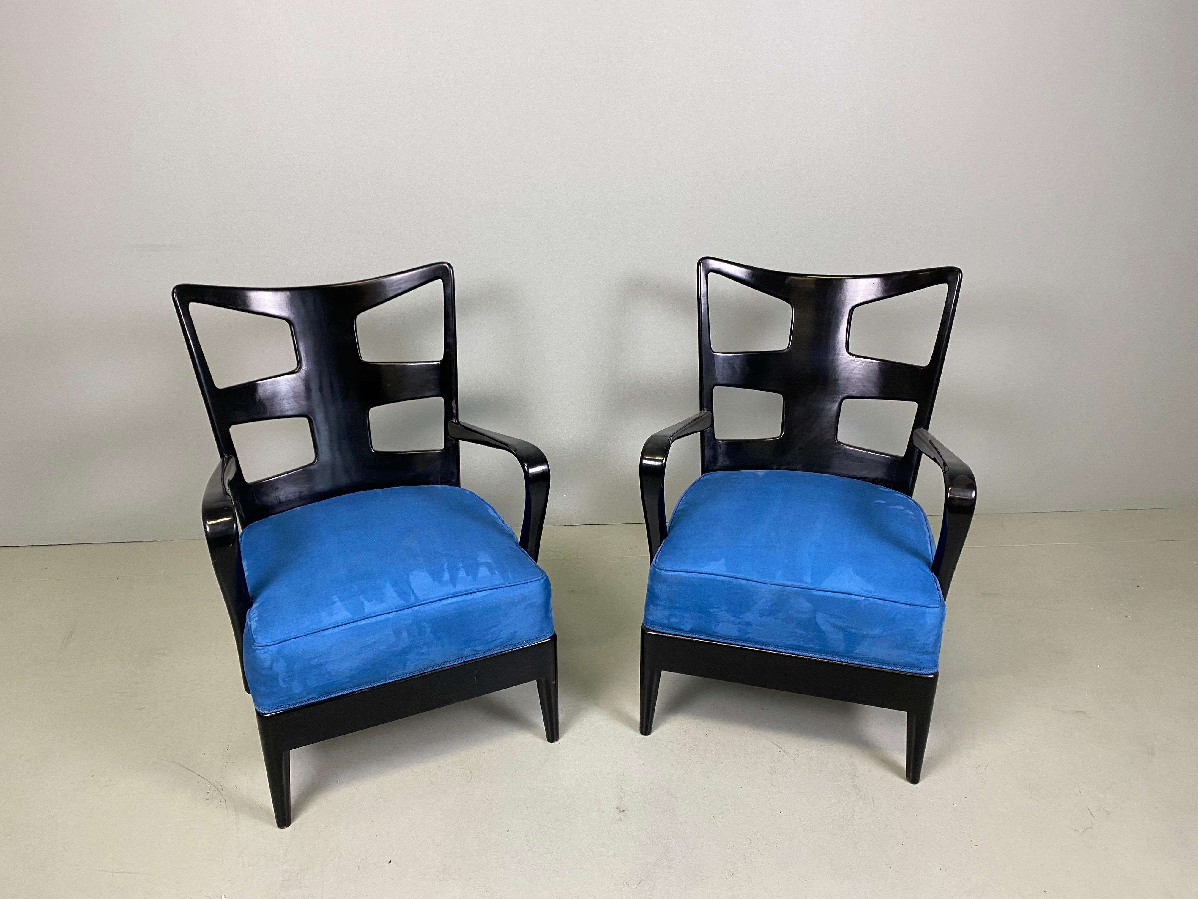 Osvaldo Borsani (1911-1985)
Pair of armchairs
Lacquered walnut and textile
Edition Arredamento Borsani, Varedo
Creation date: circa 1950
Measures: H 84.5 × W 62 × D 71 cm
Bibliography: Osvaldo Borsani, Gramigna & Irace,
p. 187.