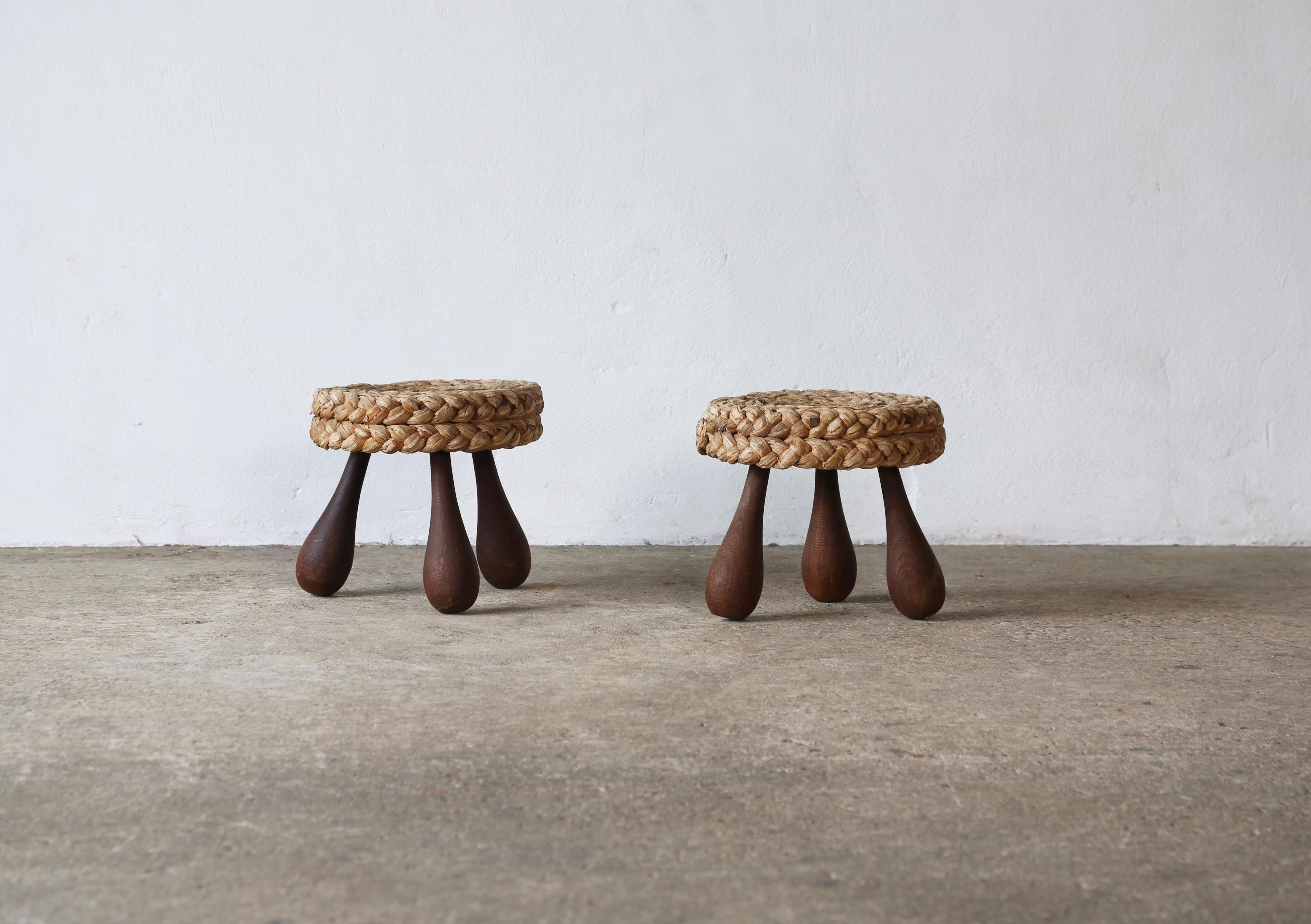 Rare paire de petits tabourets en bois et corde de Frida Minet et Adrien Audoux, années 1950, France.  Superbes exemplaires en état d'origine, avec quelques légères usures à la surface de la corde.  Prix et vente par paire.  Expédition rapide dans