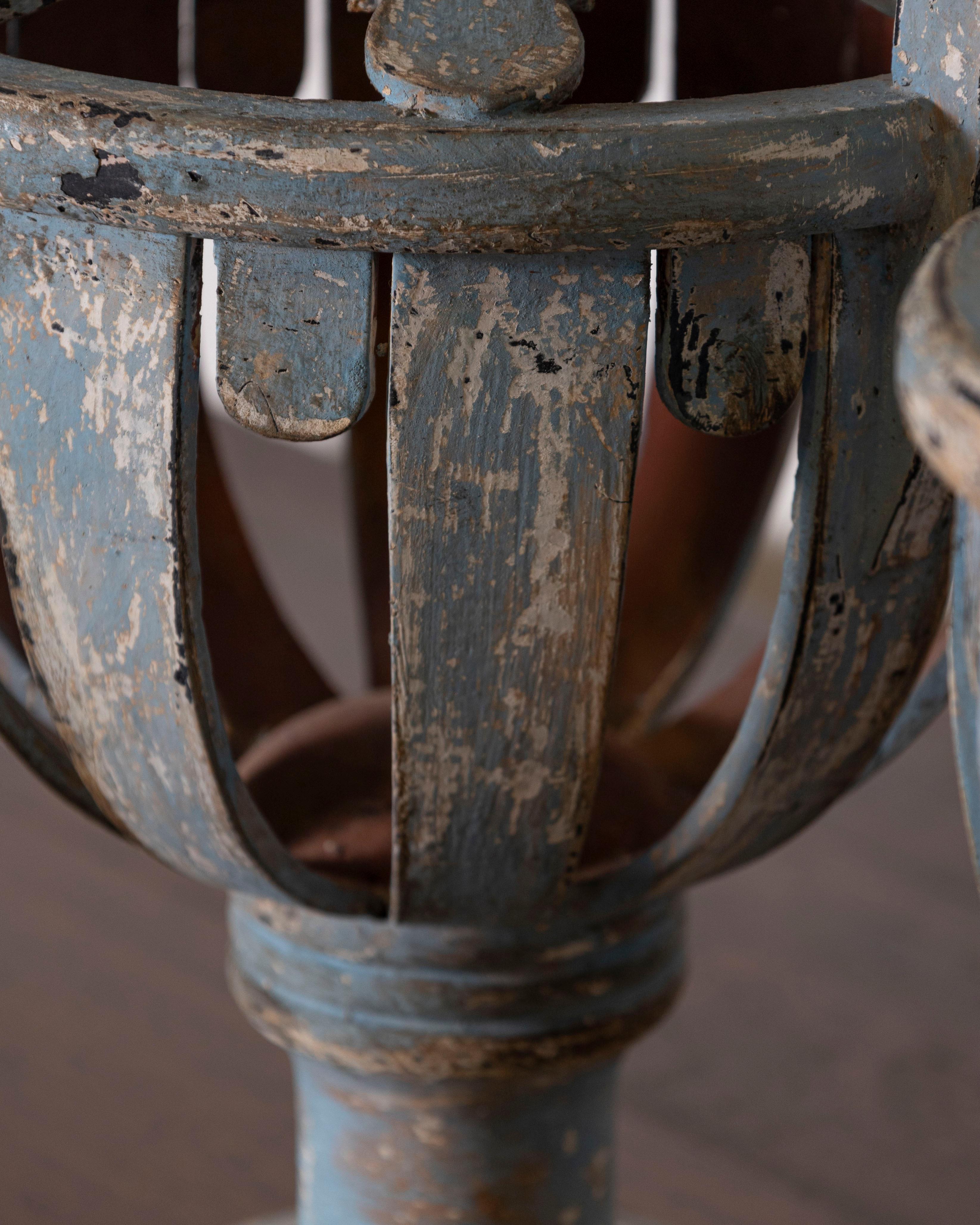 Paire de chandeliers en bois perforé et peints dans des nuances de lumière en vente 4
