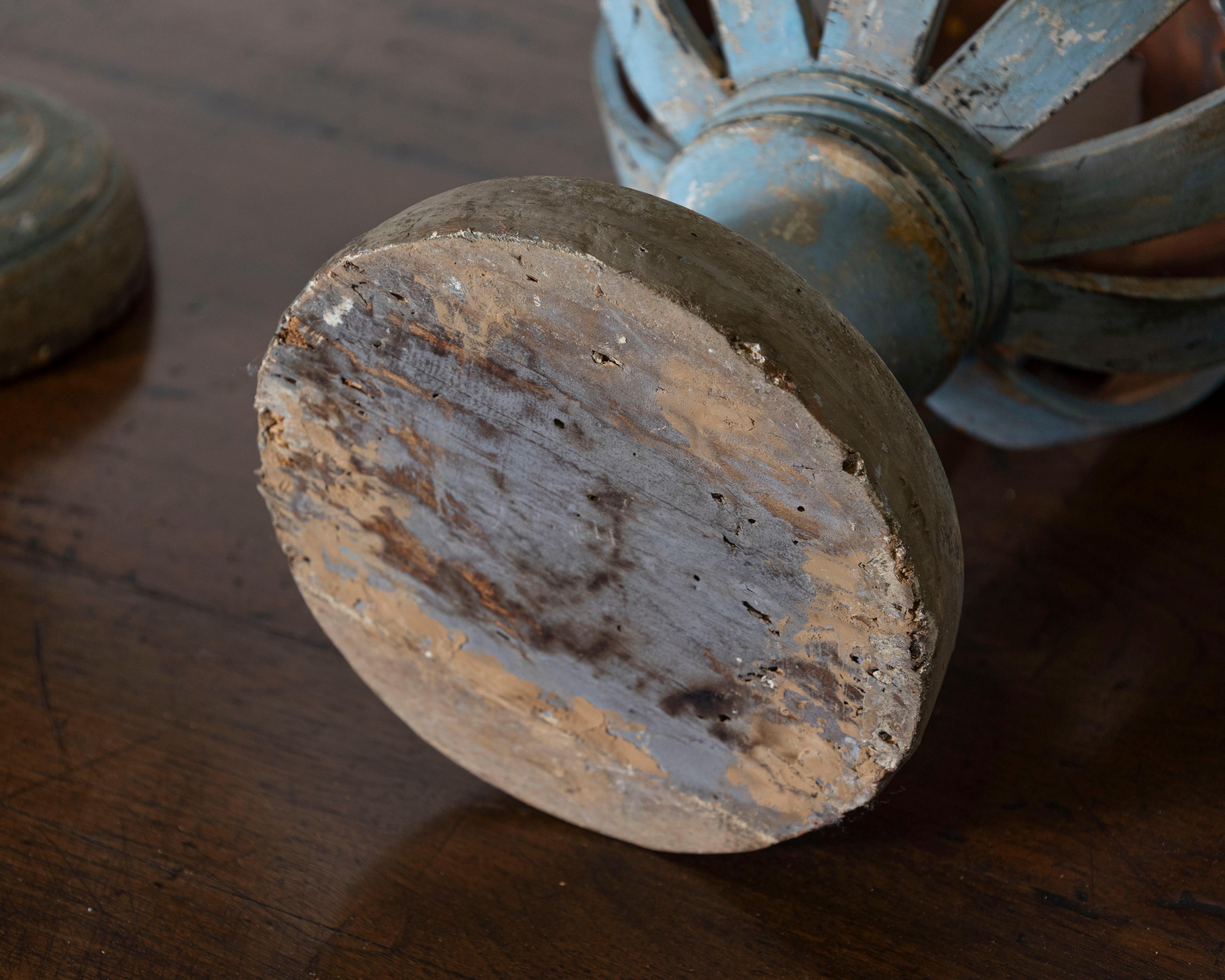Paire de chandeliers en bois perforé et peints dans des nuances de lumière en vente 5