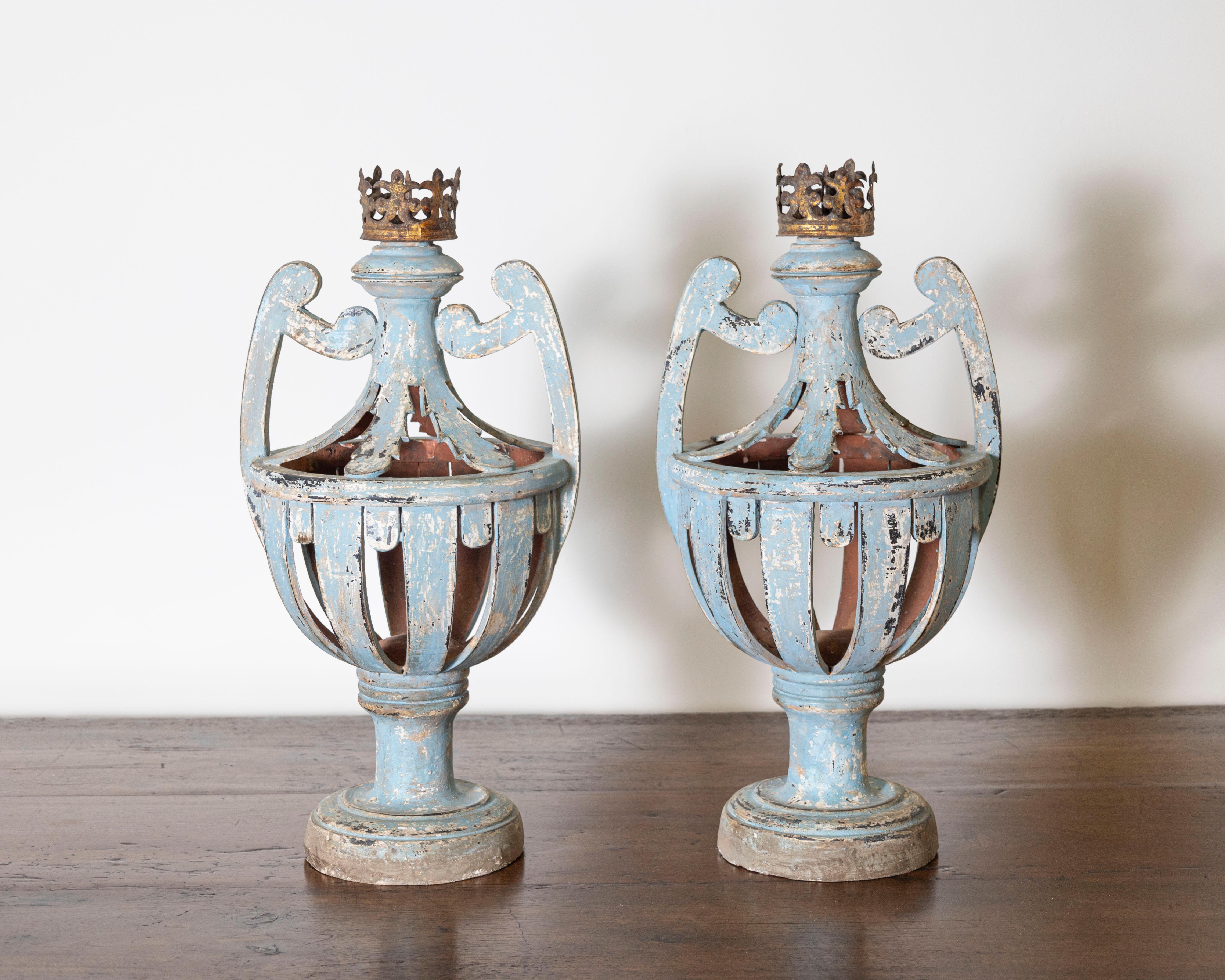 Délicate mais saisissante, cette rare paire de chandeliers italiens du XIXe siècle est fabriquée en bois sculpté et perforé de manière complexe, offrant un aperçu de l'artisanat populaire régional dans ce qu'il a de plus poétique.

Chacune présente
