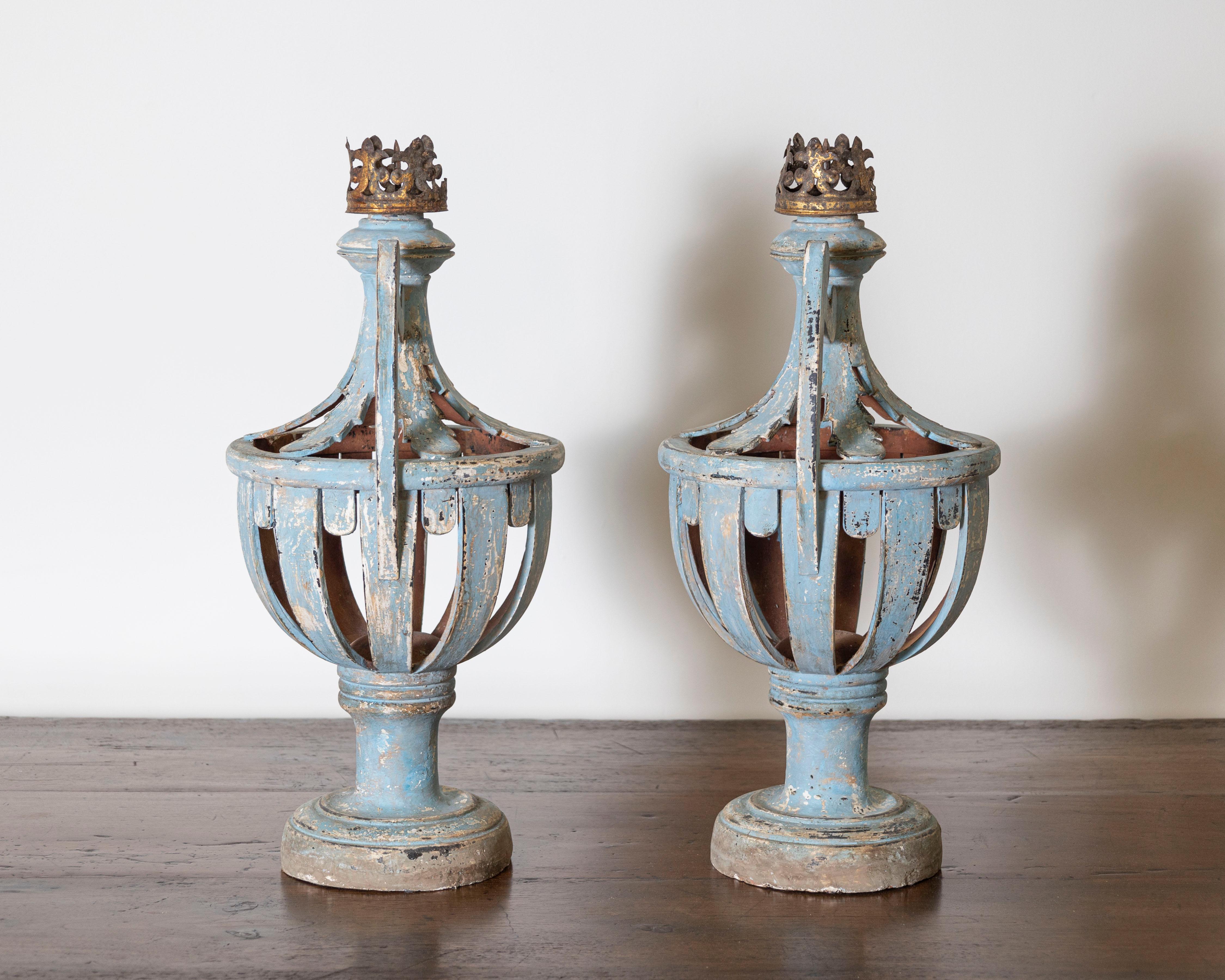 XIXe siècle Paire de chandeliers en bois perforé et peints dans des nuances de lumière en vente