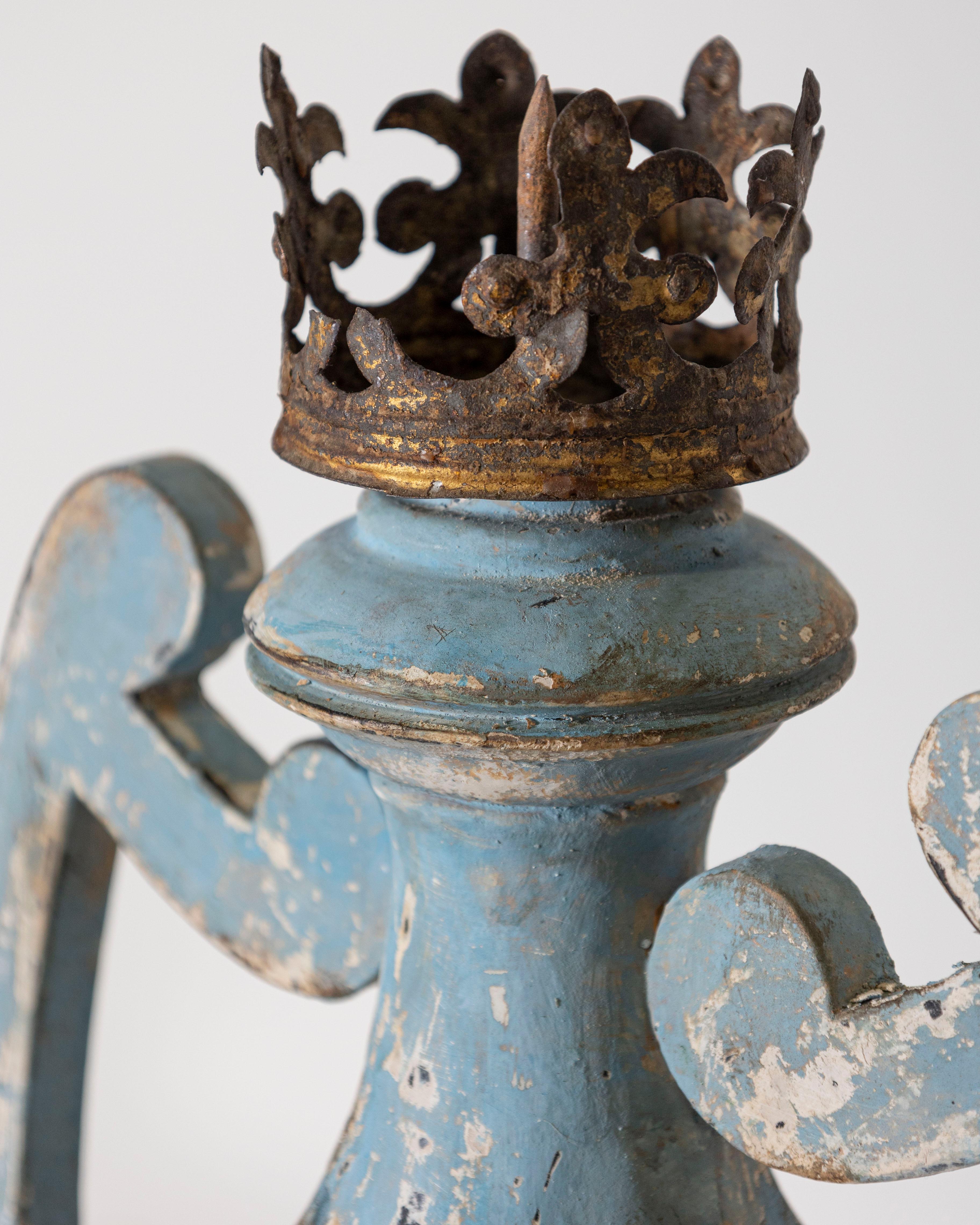 Bois Paire de chandeliers en bois perforé et peints dans des nuances de lumière en vente
