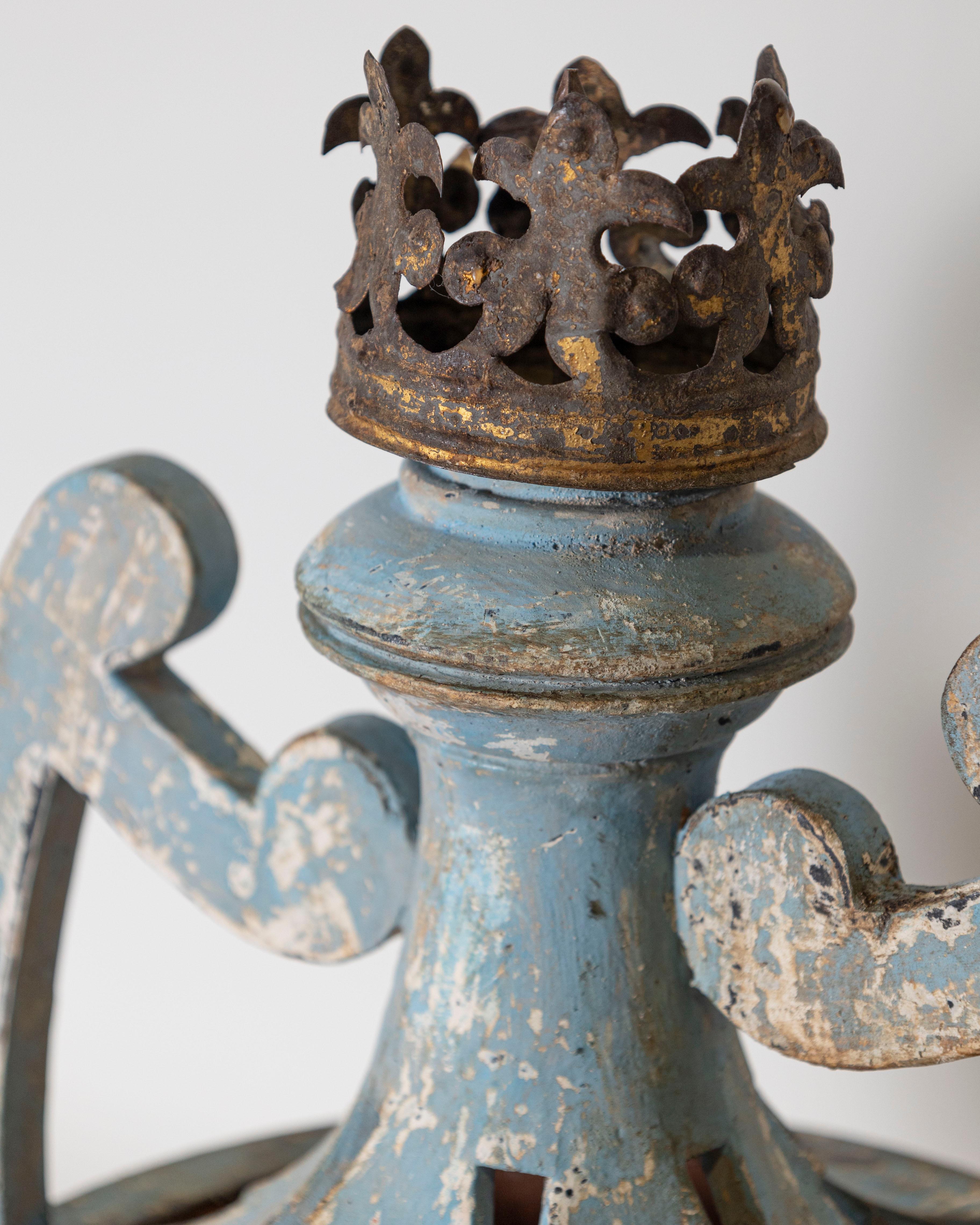 Paire de chandeliers en bois perforé et peints dans des nuances de lumière en vente 1
