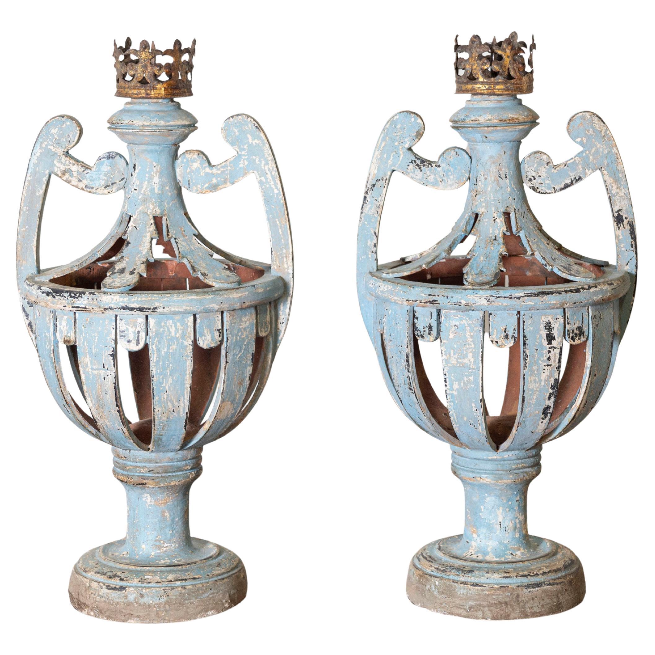 Paire de chandeliers en bois perforé et peints dans des nuances de lumière en vente