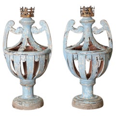 Paire de chandeliers en bois perforé et peints dans des nuances de lumière