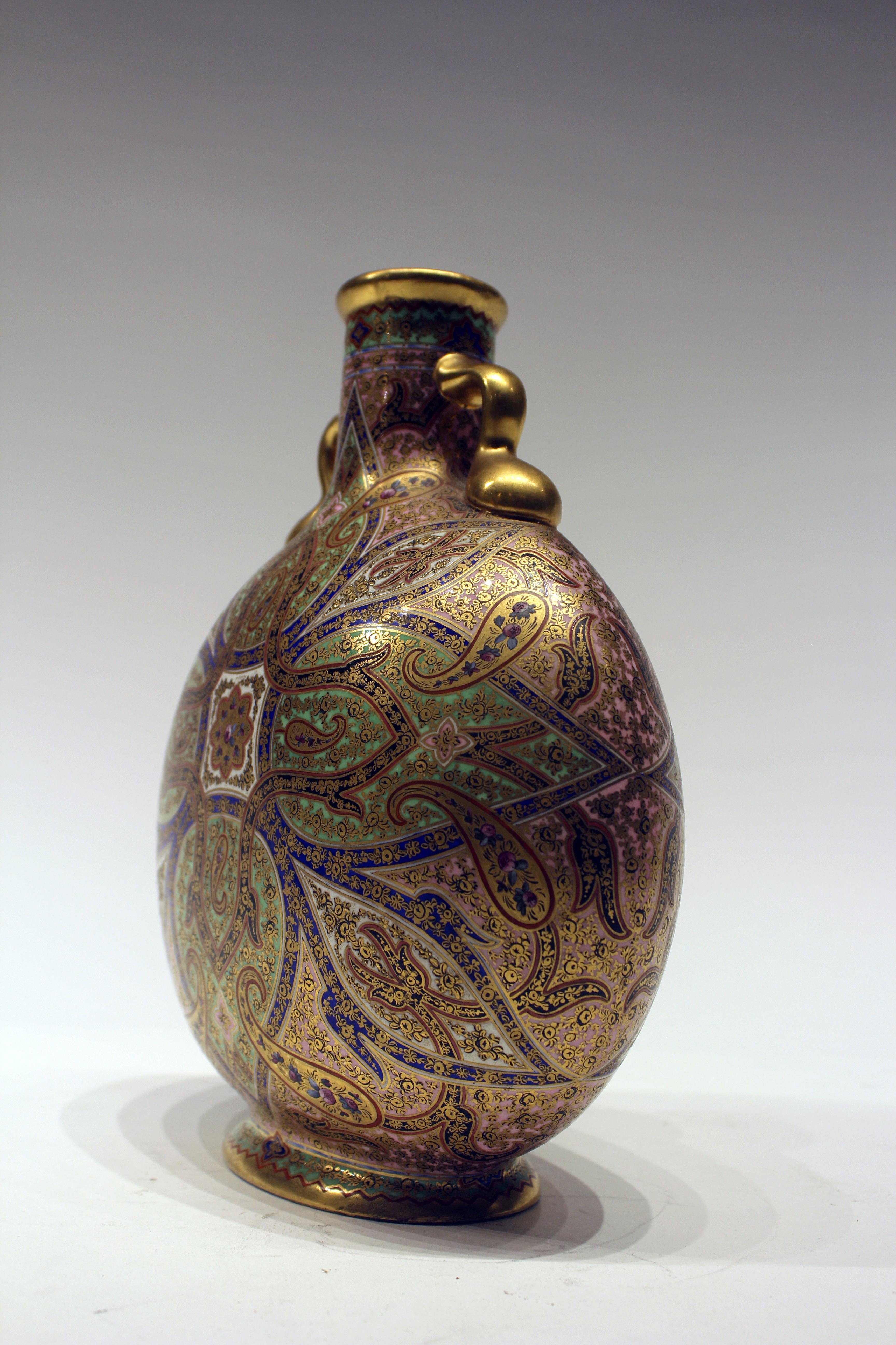 Very Rare Pair of Early 19th Century Coalport Moon Vases In Good Condition In New york, NY