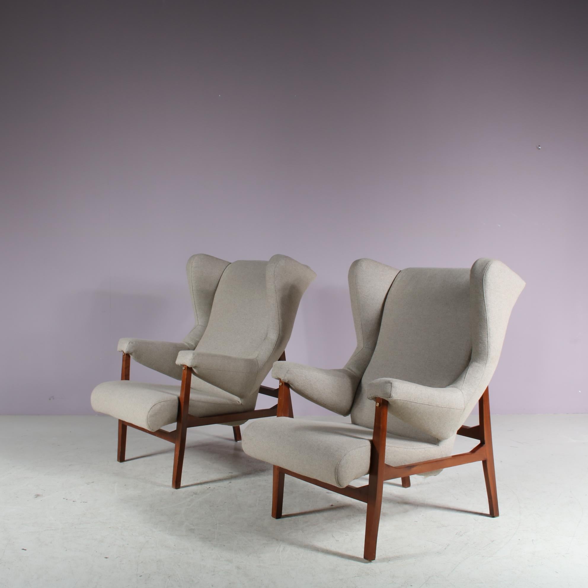 This is a very rare pair of early model “Fiorenza” chairs. An iconic design by Franco Albini, manufactured by Arflex in Italy in 1956.

This is a version is designed without the crossed legs that the first edition from 1952 had. Extremely rare and