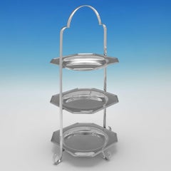 Ein sehr seltenes Paar englischer Tortenständer aus Sterlingsilber - Garrard 1954 & 1959