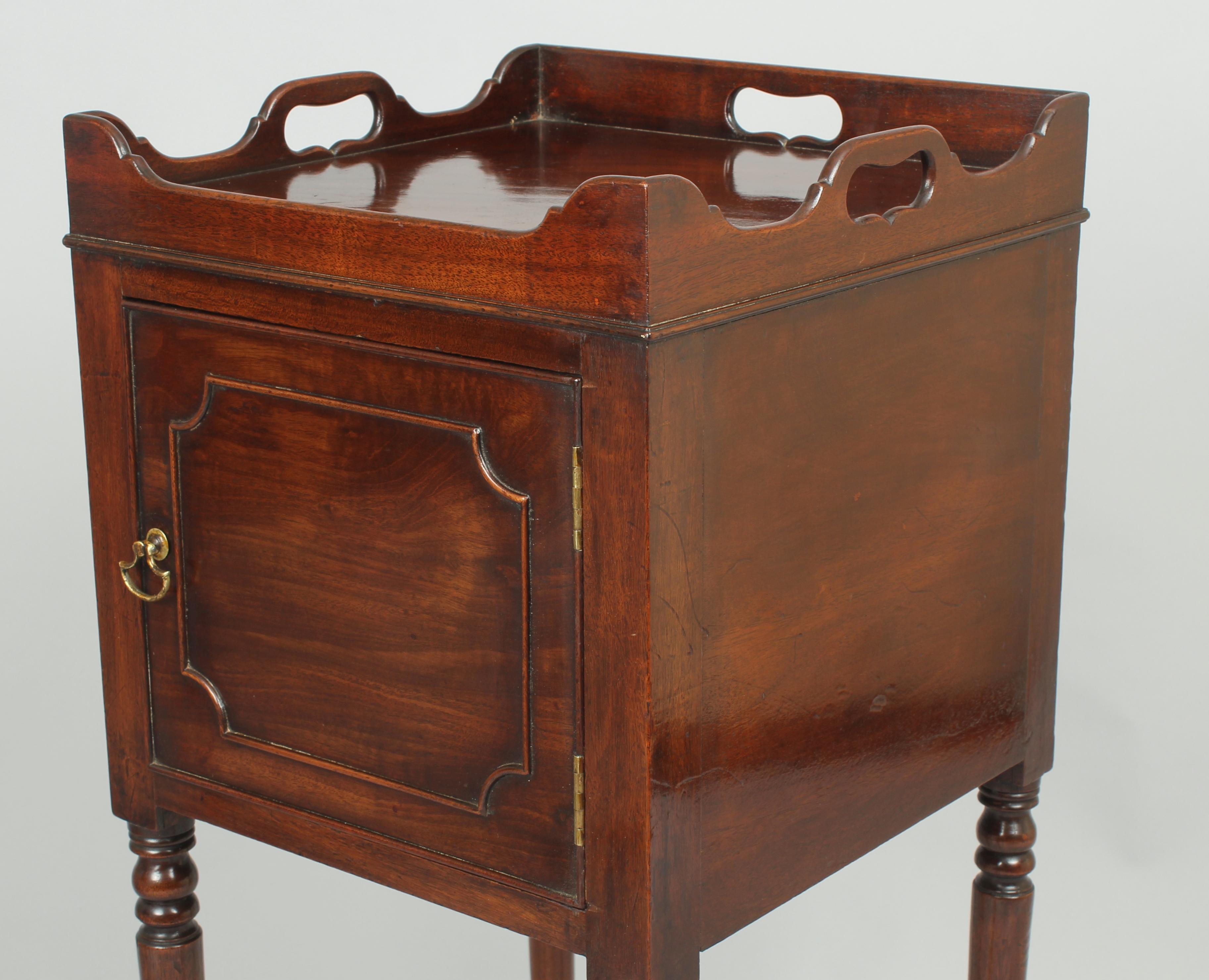 Late 18th Century Very Rare Pair of George III Period Mahogany Bedside Pot-Cupboards For Sale
