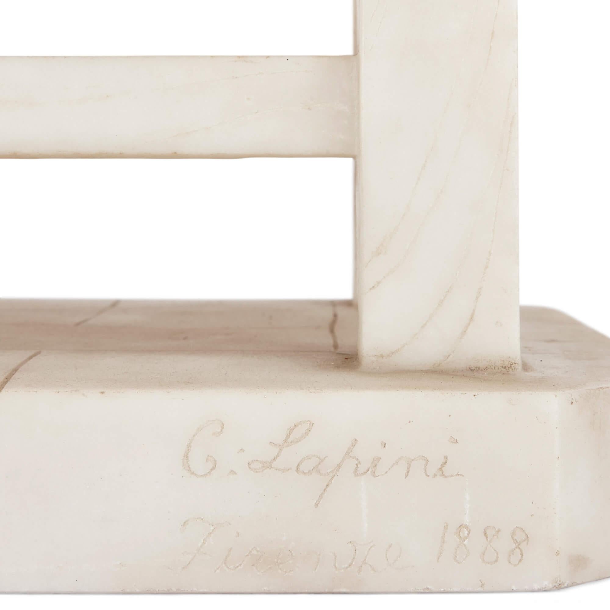 Paire très rare de sculptures en marbre représentant des enfants assis par Cesare Lapini en vente 3