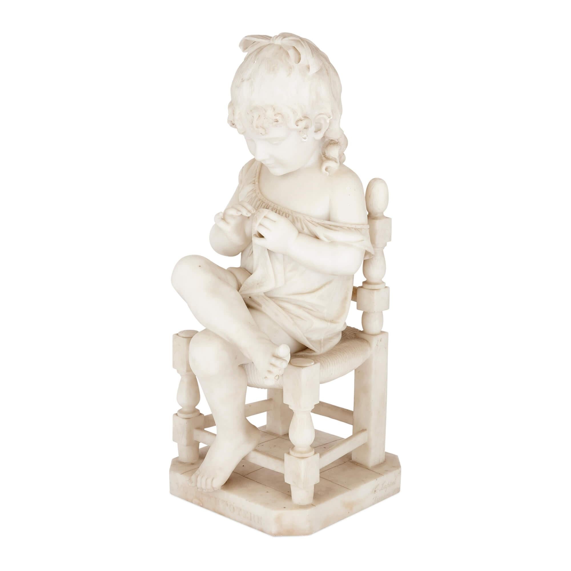 Très rare paire de sculptures en marbre d'enfants assis par Cesar Lapini
Italie, Fin du 19e siècle
Garçon : hauteur 71cm, largeur 32cm, profondeur 41cm
Fille : hauteur 71cm, largeur 33cm, profondeur 35cm

Ces merveilleuses sculptures ont été